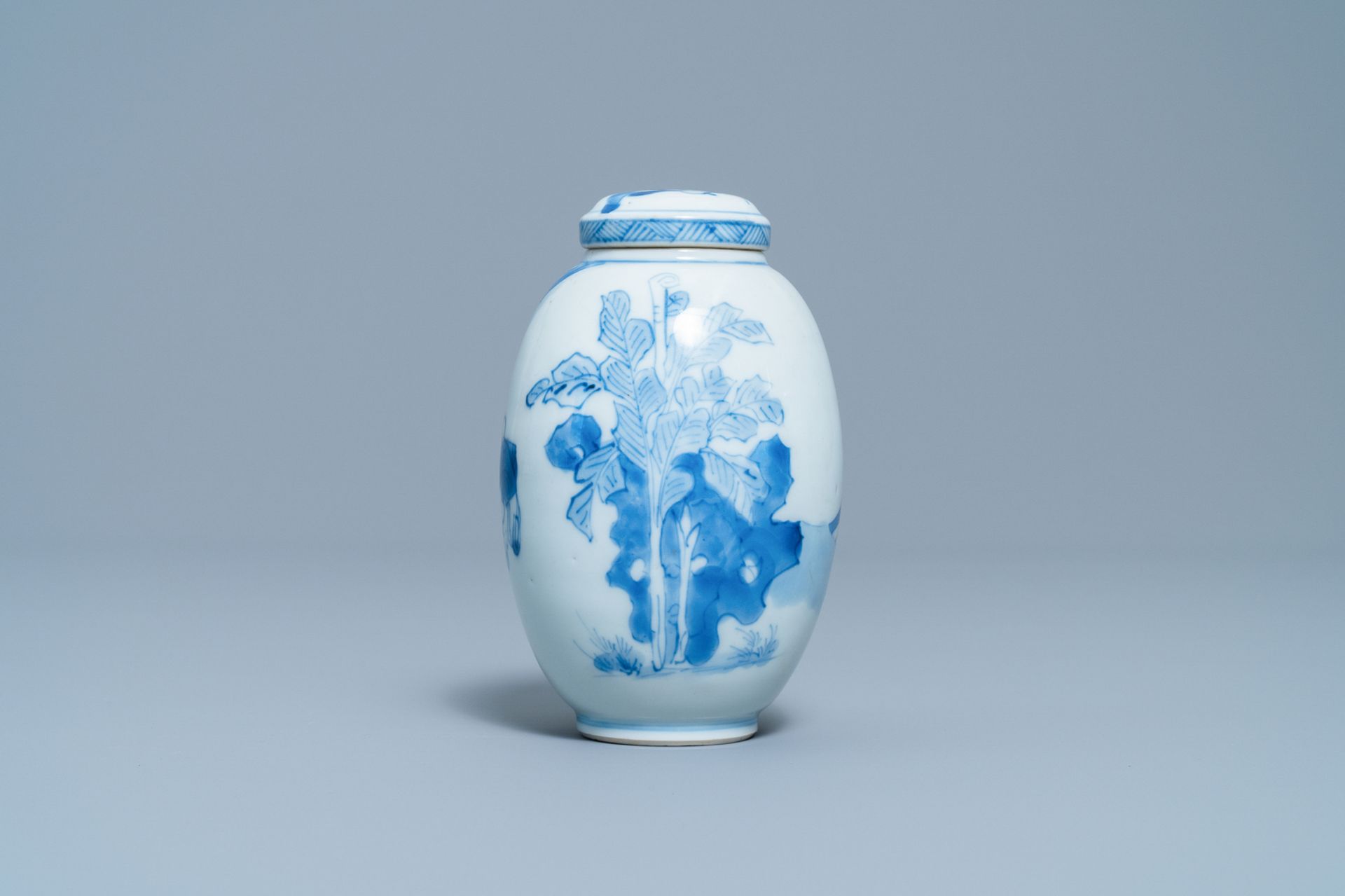 A Chinese blue and white covered tea caddy, Kangxi - Image 3 of 6