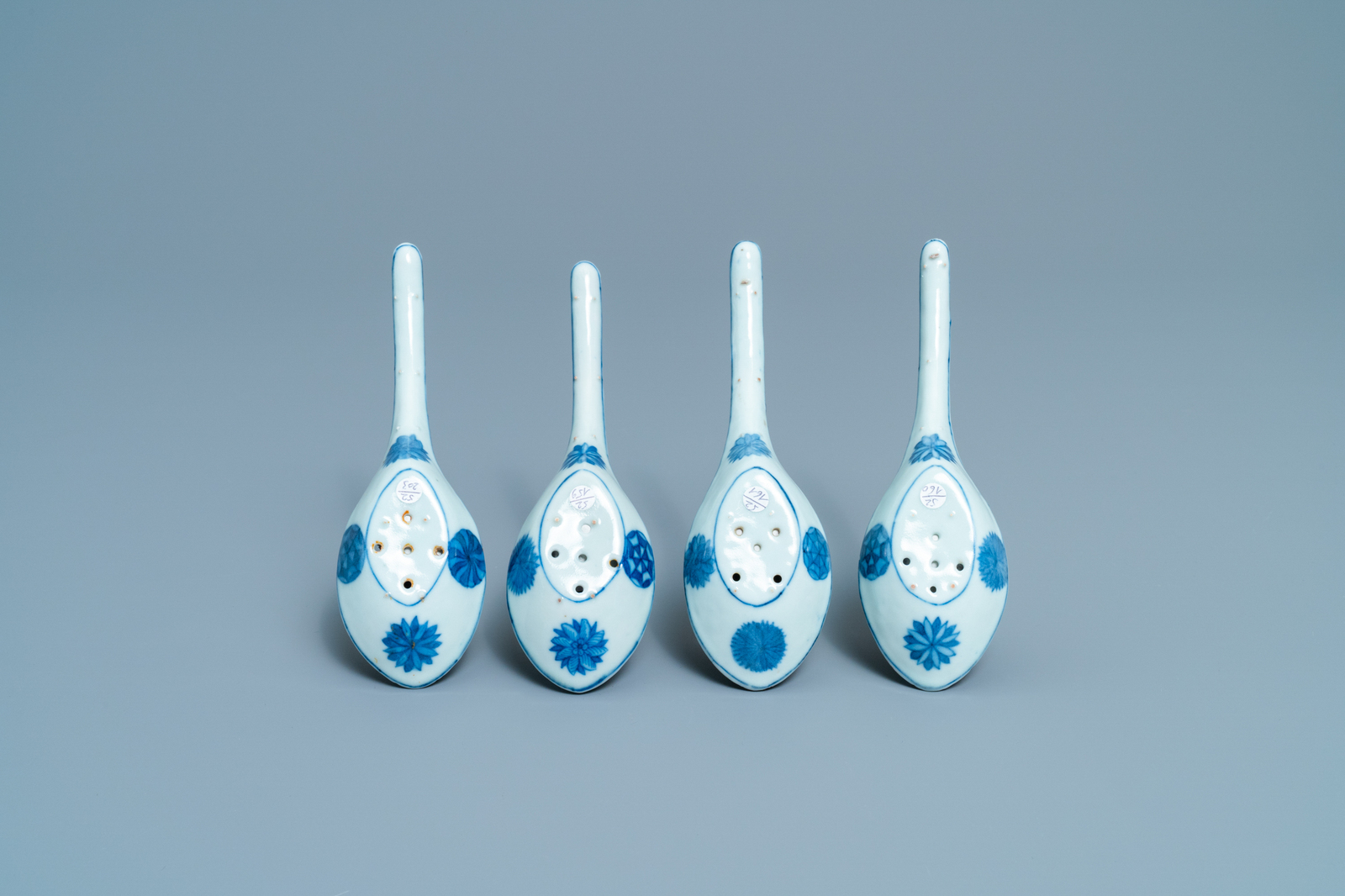 Four Chinese pierced blue and white spoons, 19/20th C. - Image 2 of 4