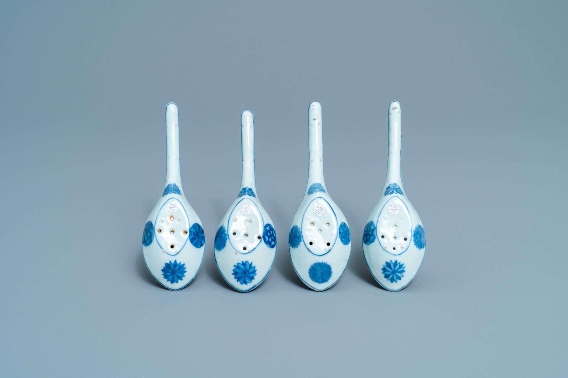Four Chinese pierced blue and white spoons, 19/20th C. - Image 2 of 4