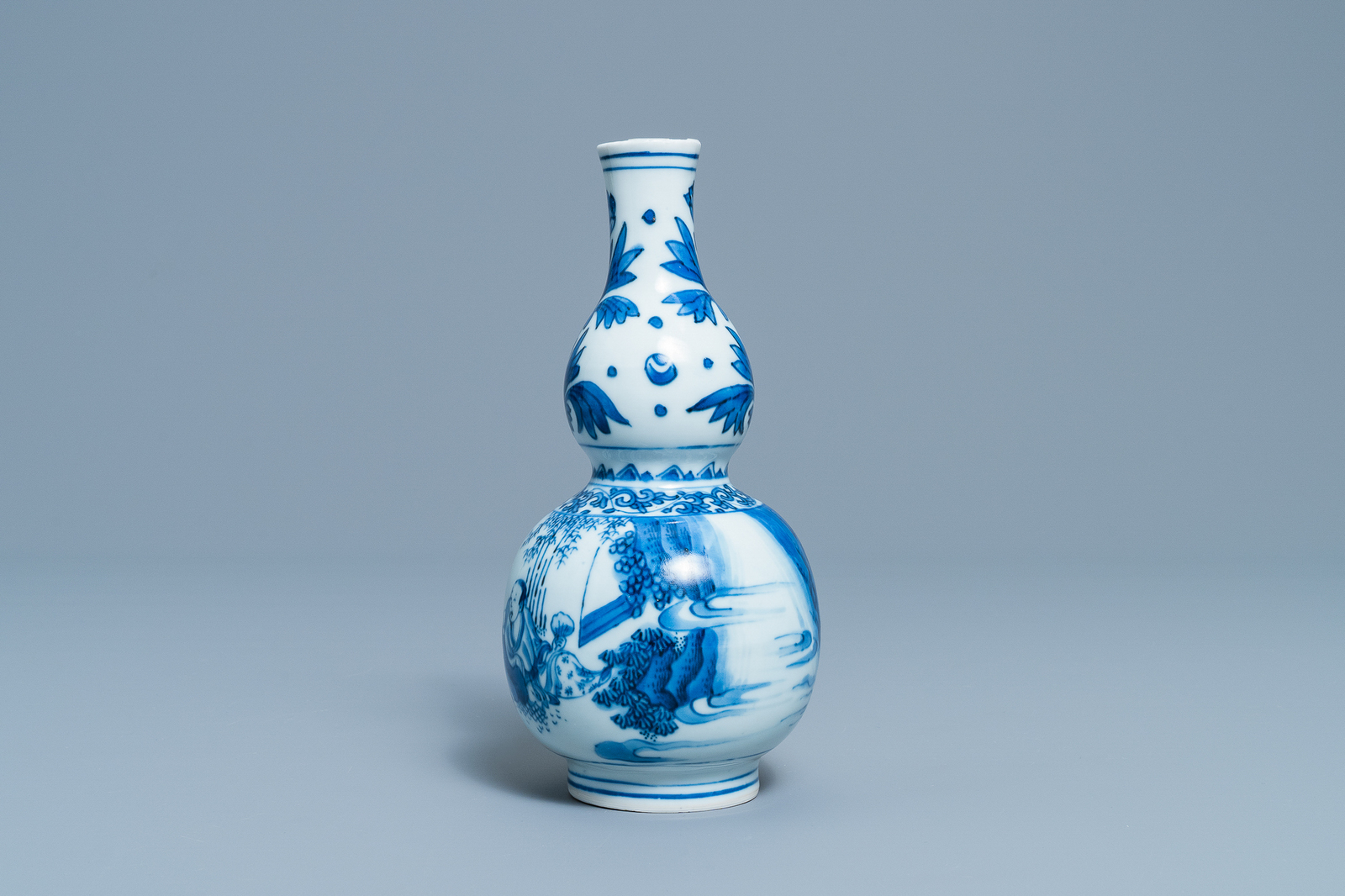 A Chinese blue and white double gourd vase with figures in a landscape, Transitional period - Image 2 of 6