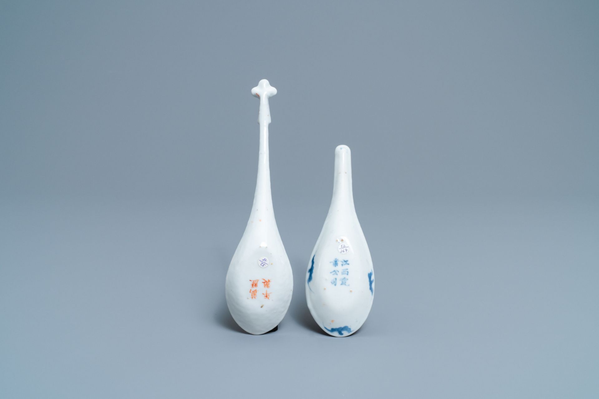 Two Chinese blue and white and iron red spoons with bats and a dragon, 19/20th C. - Image 3 of 5