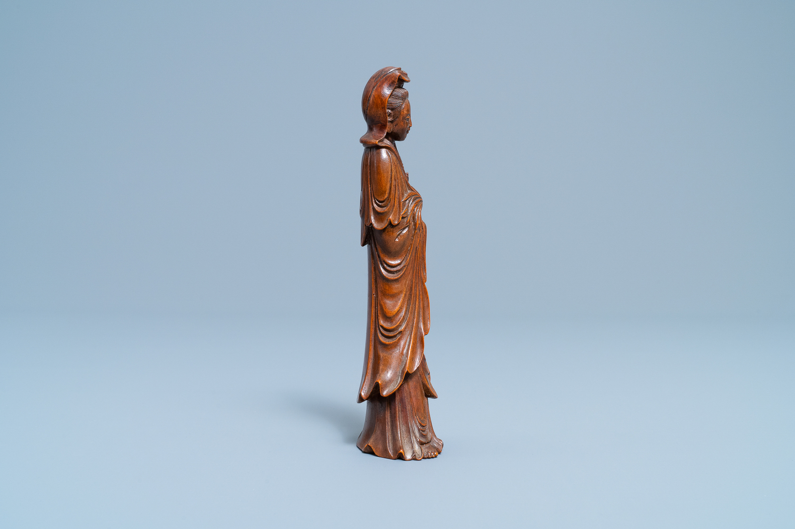 A Chinese carved wooden figure of Guanyin, 18/19th C. - Image 4 of 6