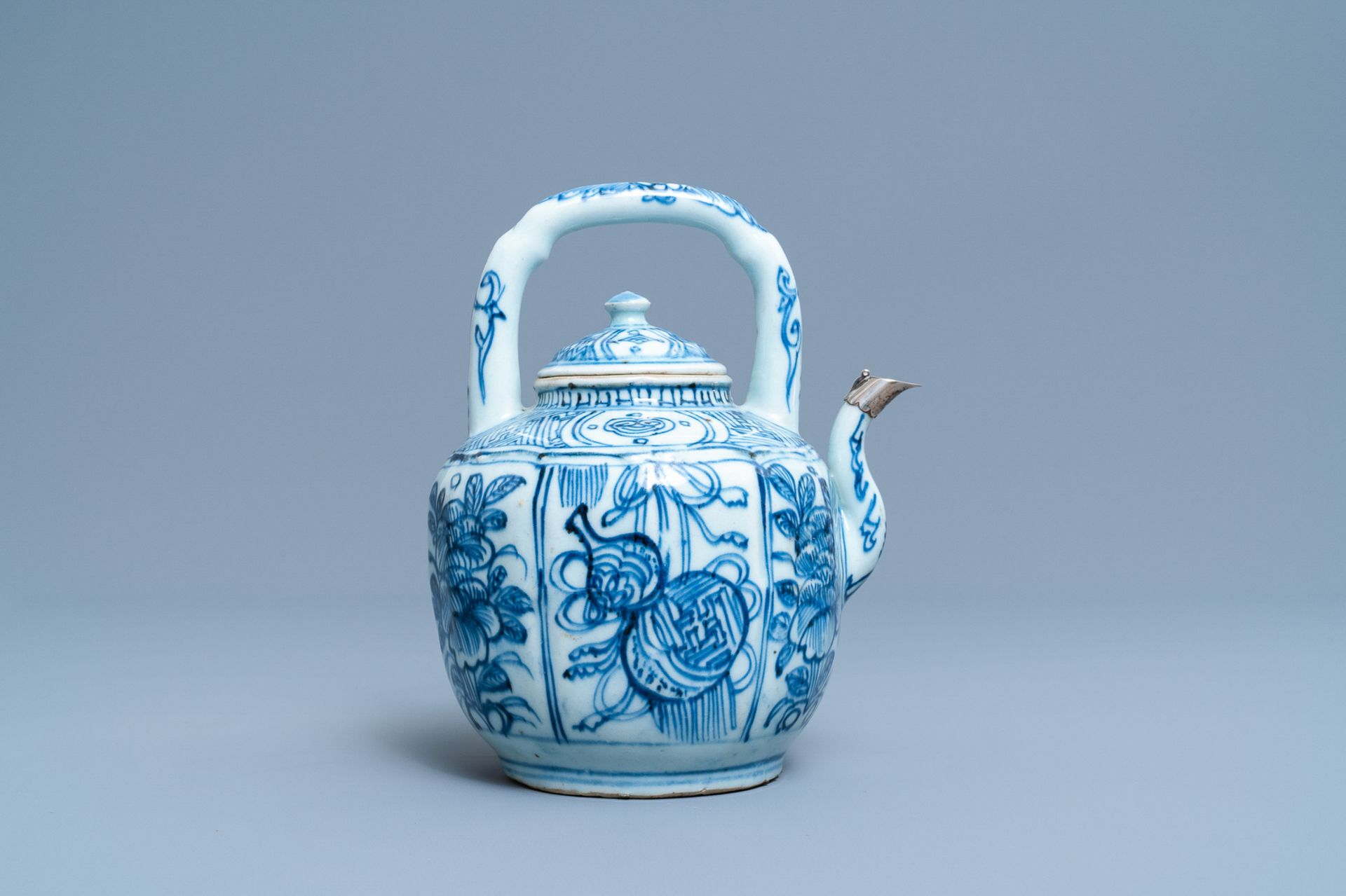 A Chinese blue and white wine ewer and cover, Wanli - Image 4 of 7