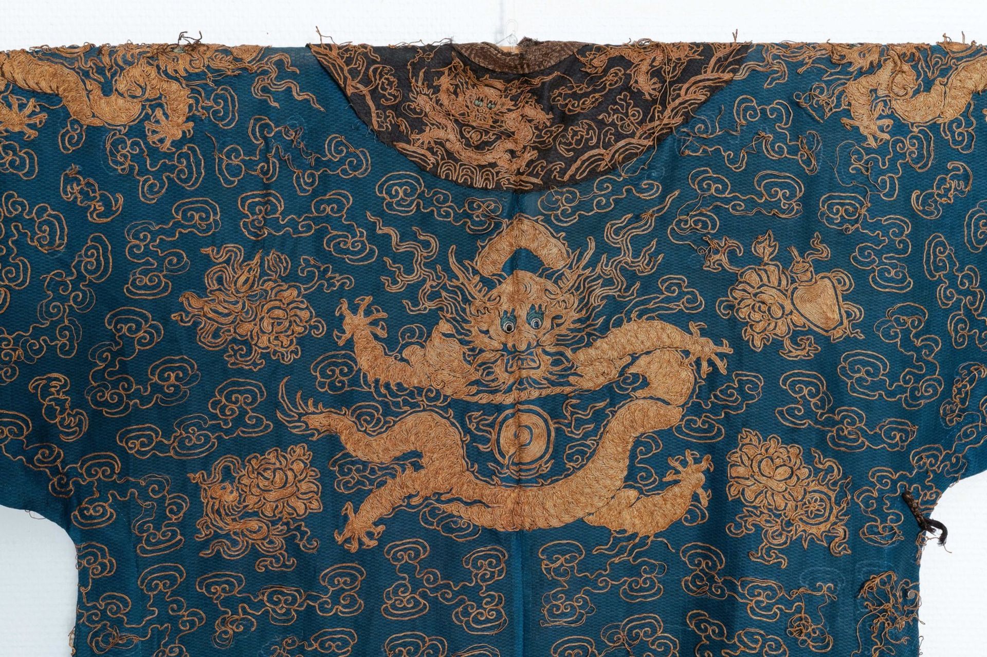 A Chinese gold-thread embroidered summer robe, 19th C. - Bild 4 aus 13