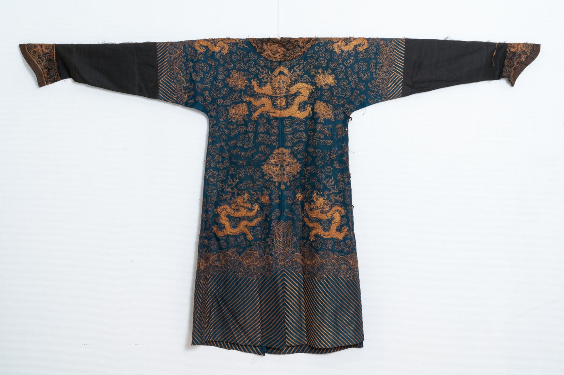 A Chinese gold-thread embroidered summer robe, 19th C. - Bild 3 aus 13