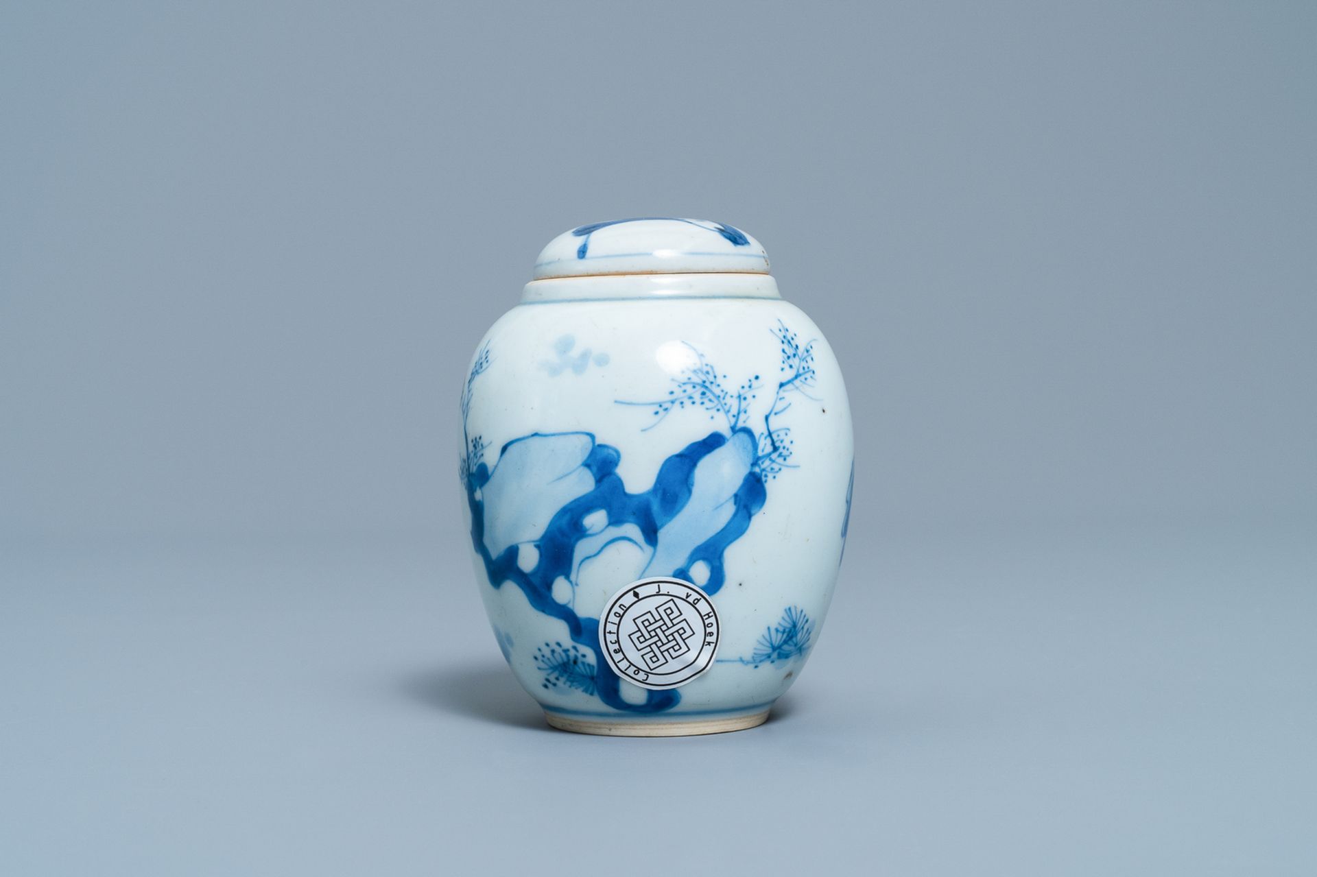 A Chinese blue and white covered tea caddy with playing boys, Kangxi - Image 3 of 6