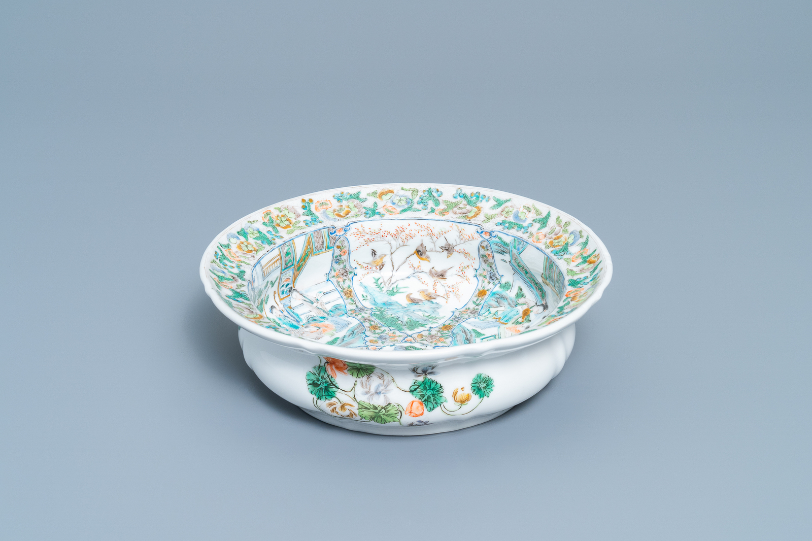 A rare KPM porcelain basin with Cantonese famille verte painting, China and Germany, 19th C. - Image 2 of 7