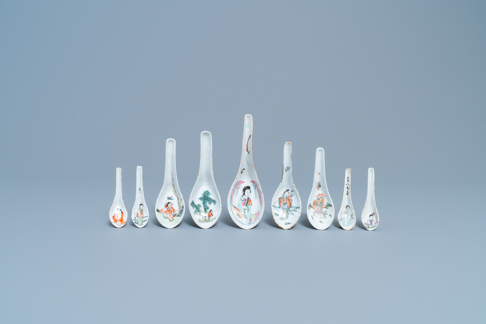 Nine Chinese famille rose and qianjiang cai spoons with figures, 19/20th C. - Image 2 of 7