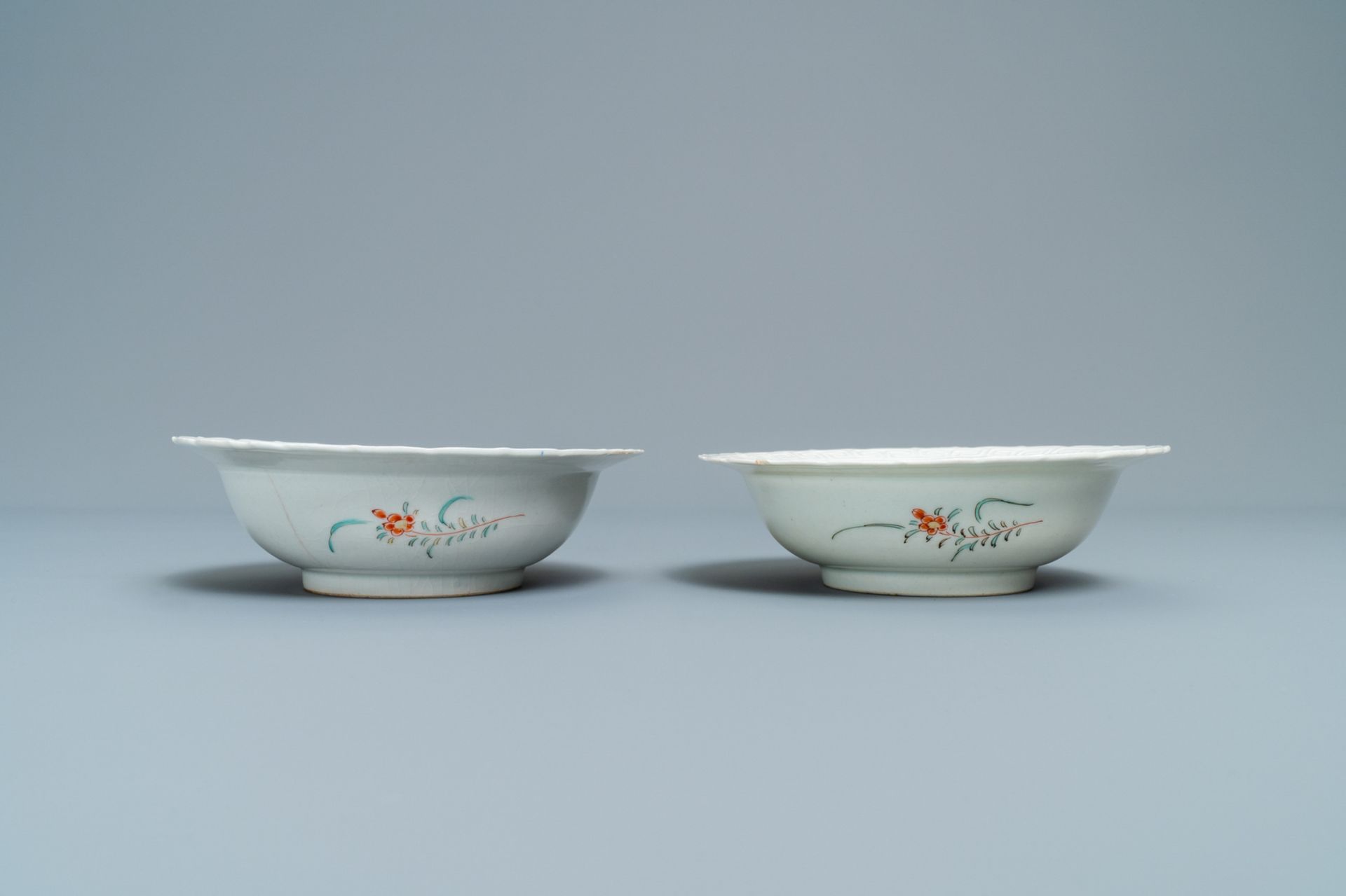 A pair of Japanese Arita Kakiemon-style bowls with boys, Edo, 18/19th C. - Image 4 of 4