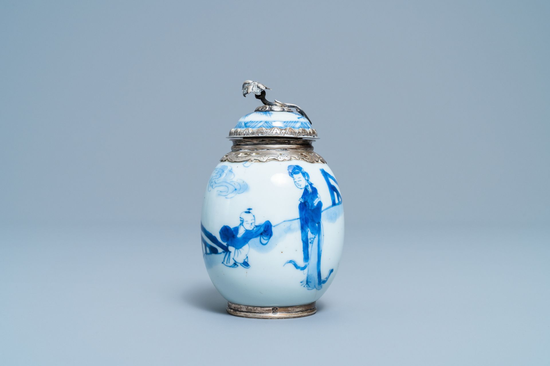 A Chinese blue and white tea caddy with Dutch silver mounts, Kangxi - Image 2 of 7