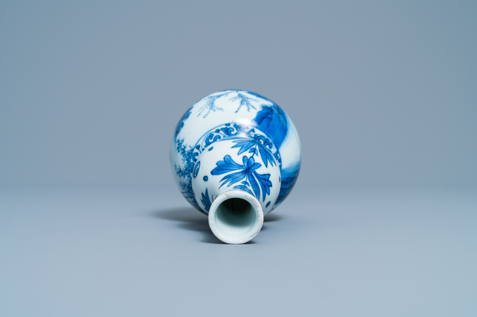 A Chinese blue and white double gourd vase with figures in a landscape, Transitional period - Image 5 of 6