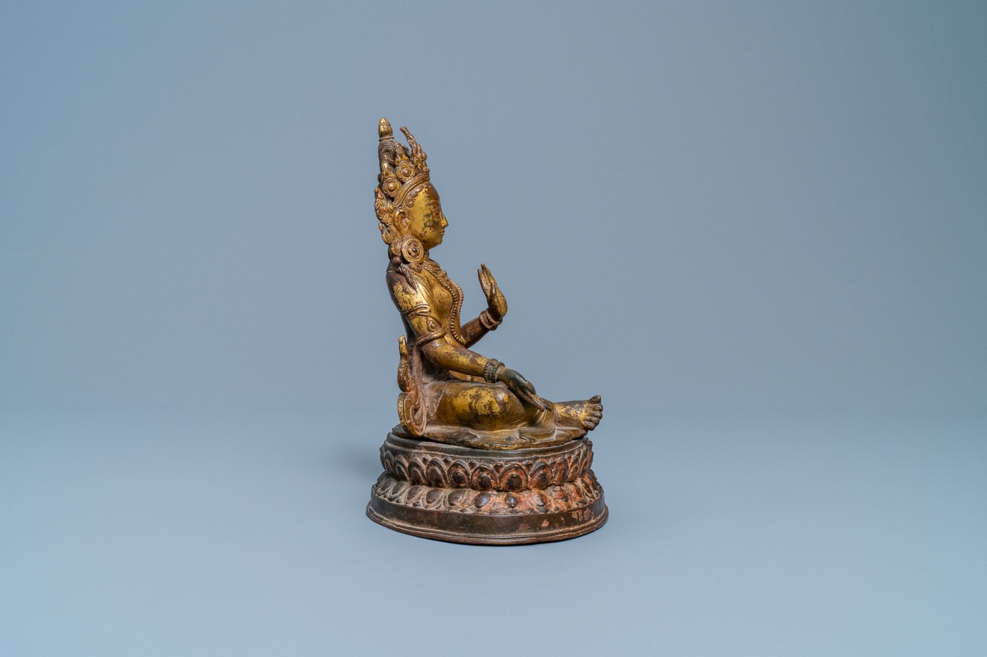 A Nepalese gilt bronze figure of White Tara, 16th C. - Image 3 of 7