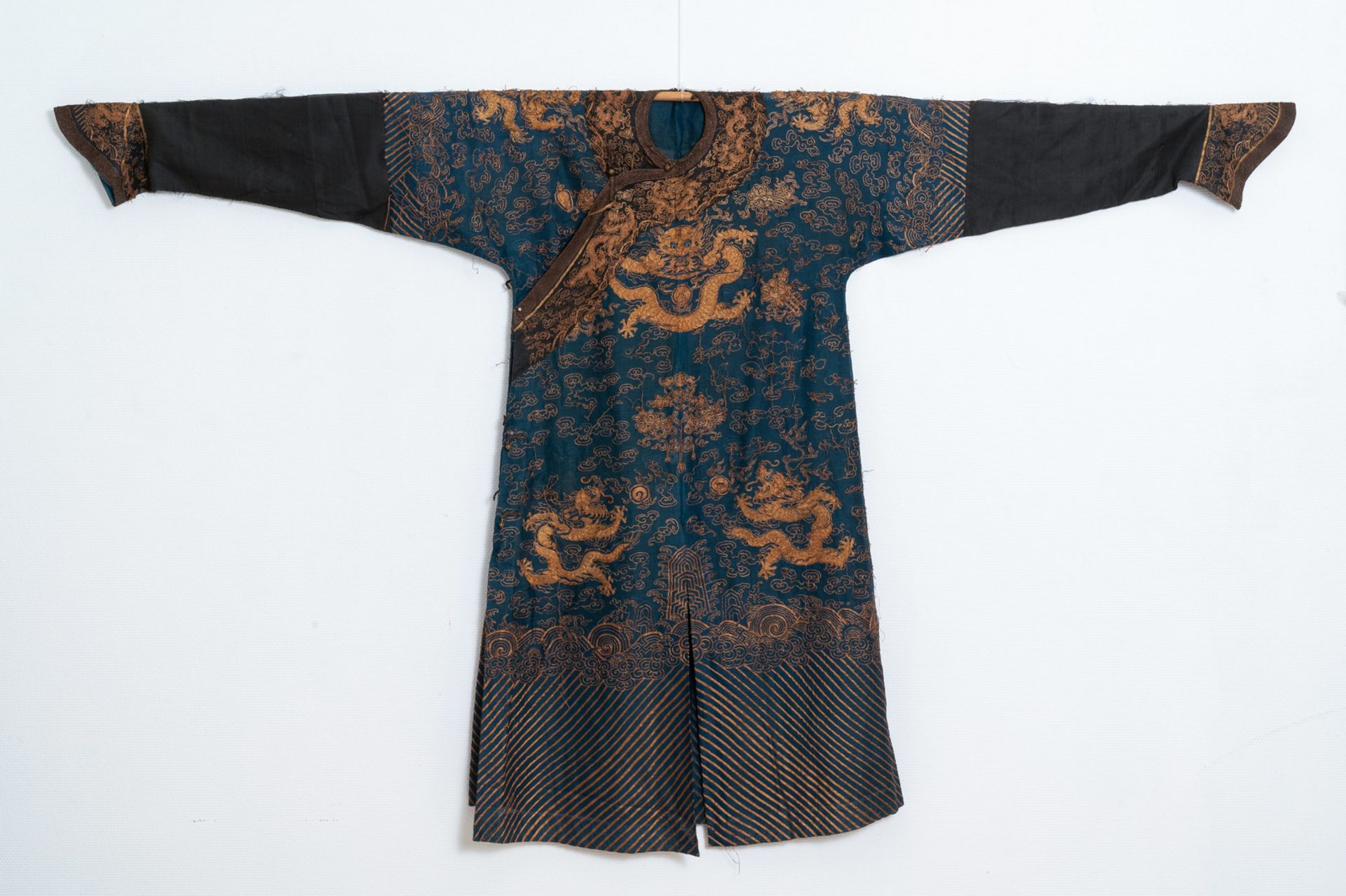 A Chinese gold-thread embroidered summer robe, 19th C. - Bild 2 aus 13