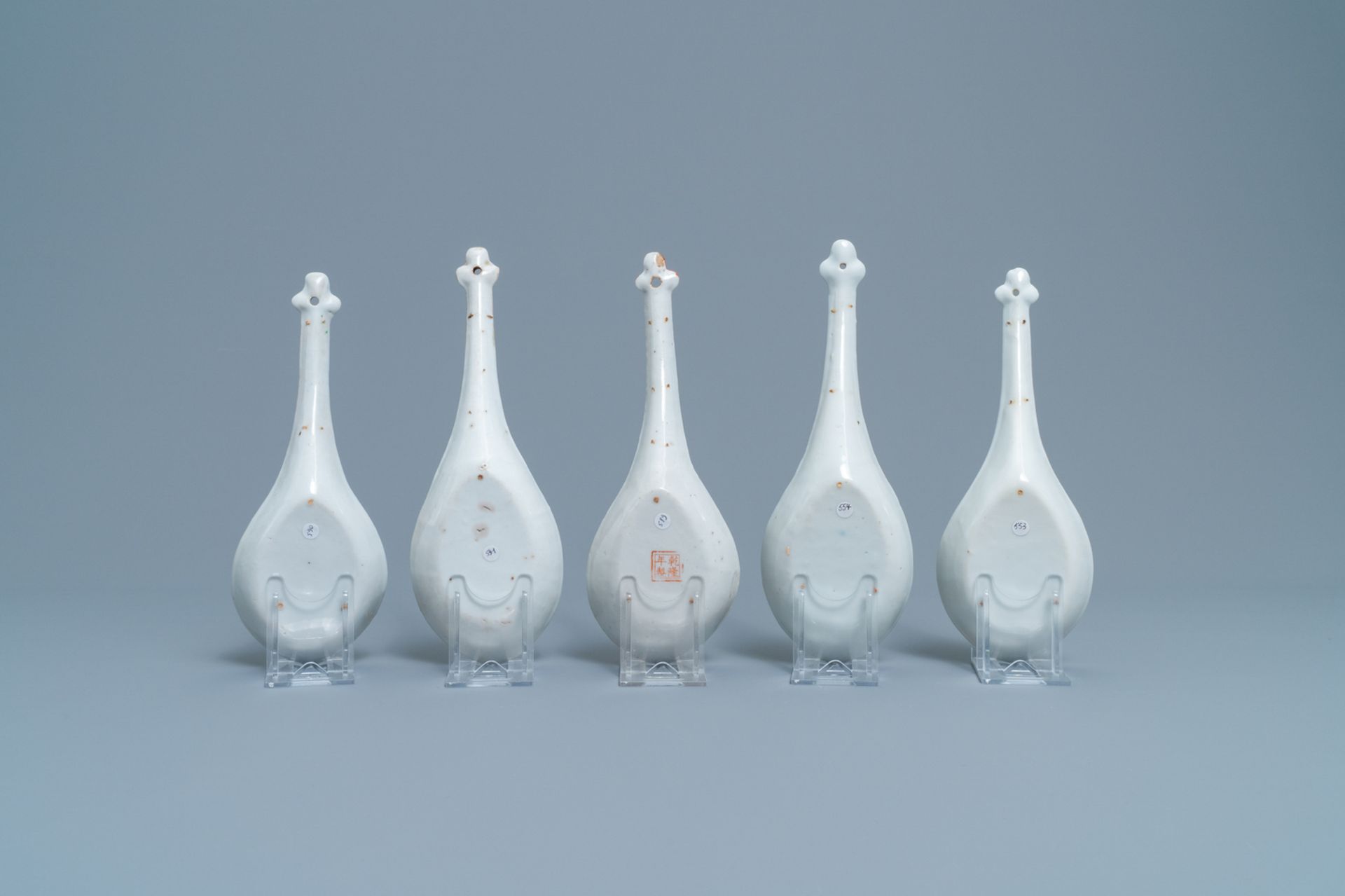 Five large Chinese blue and white, famille rose and monochrome green spoons, 19/20th c. - Image 3 of 5