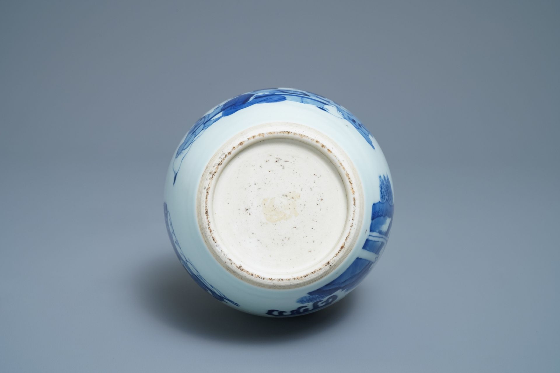 A Chinese blue and white bottle vase with go-players, 19/20th C. - Image 6 of 12