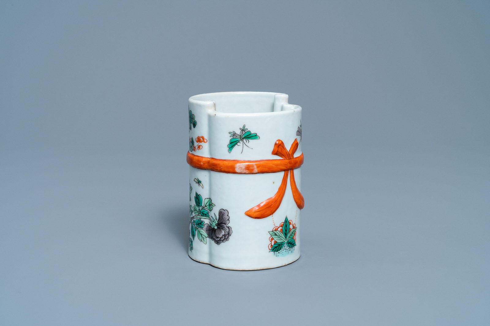 A Chinese famille verte brush pot, 19th C. - Image 2 of 8