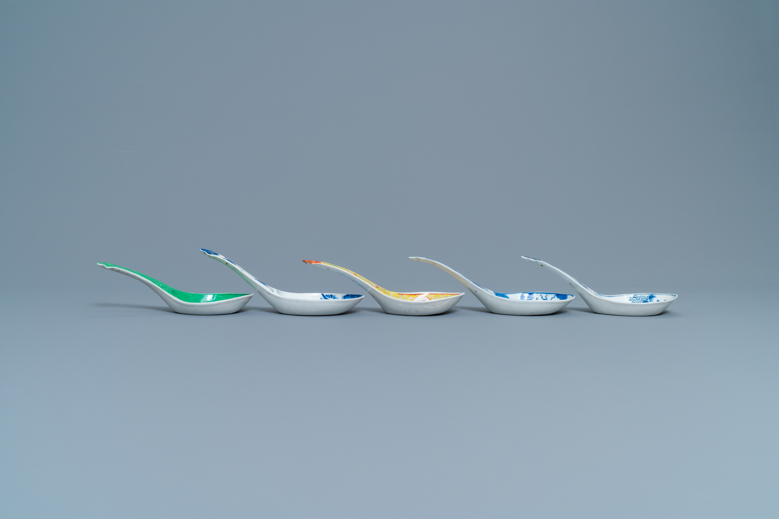 Five large Chinese blue and white, famille rose and monochrome green spoons, 19/20th c. - Image 5 of 5