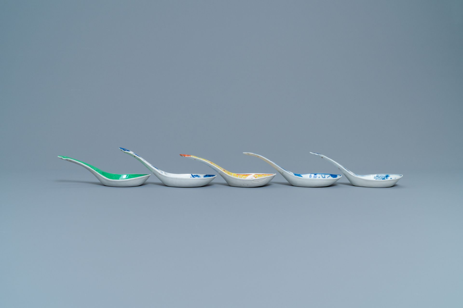Five large Chinese blue and white, famille rose and monochrome green spoons, 19/20th c. - Image 5 of 5