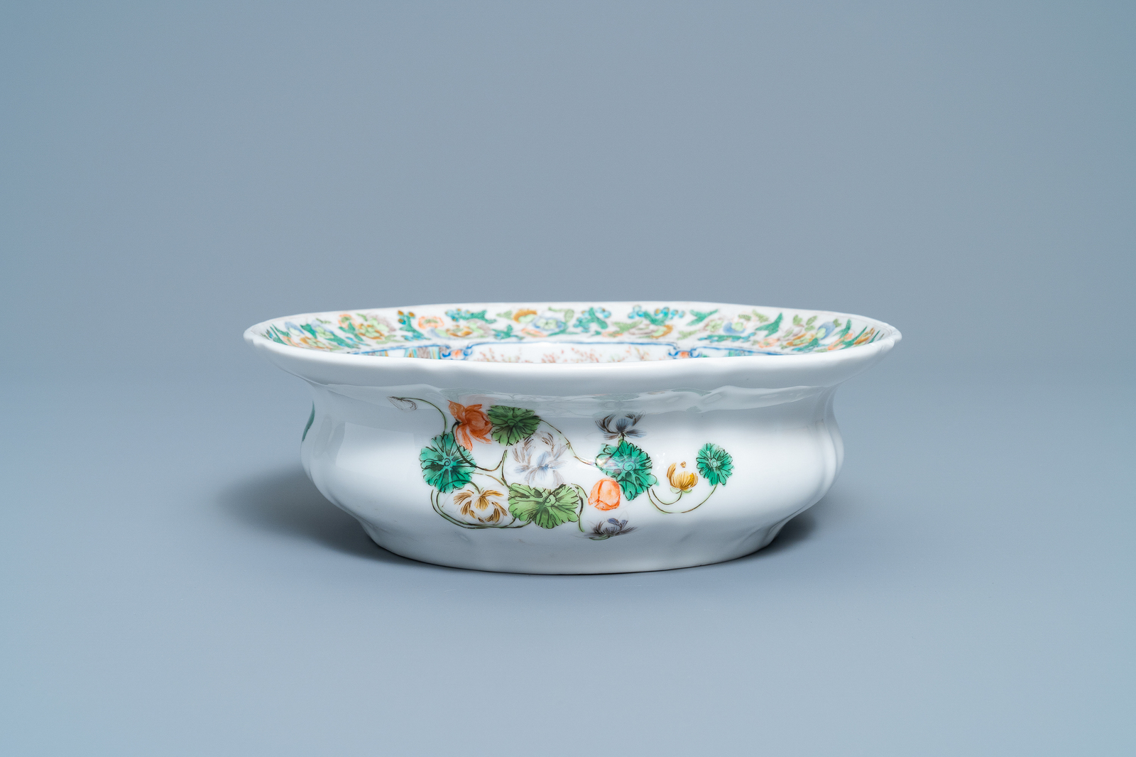 A rare KPM porcelain basin with Cantonese famille verte painting, China and Germany, 19th C. - Image 3 of 7