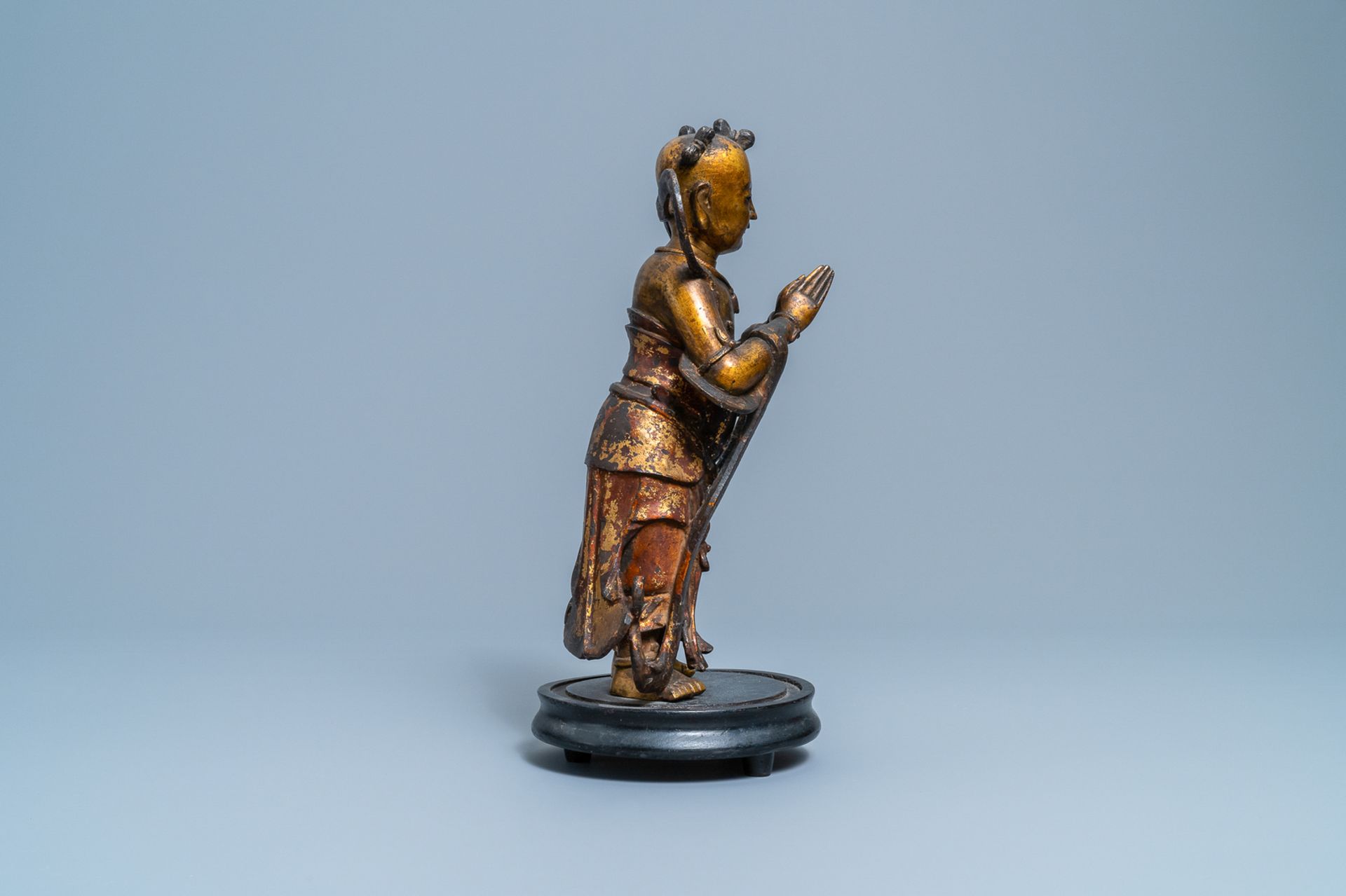 A Chinese lacquered and gilt bronze figure of a servant, Ming - Image 5 of 7