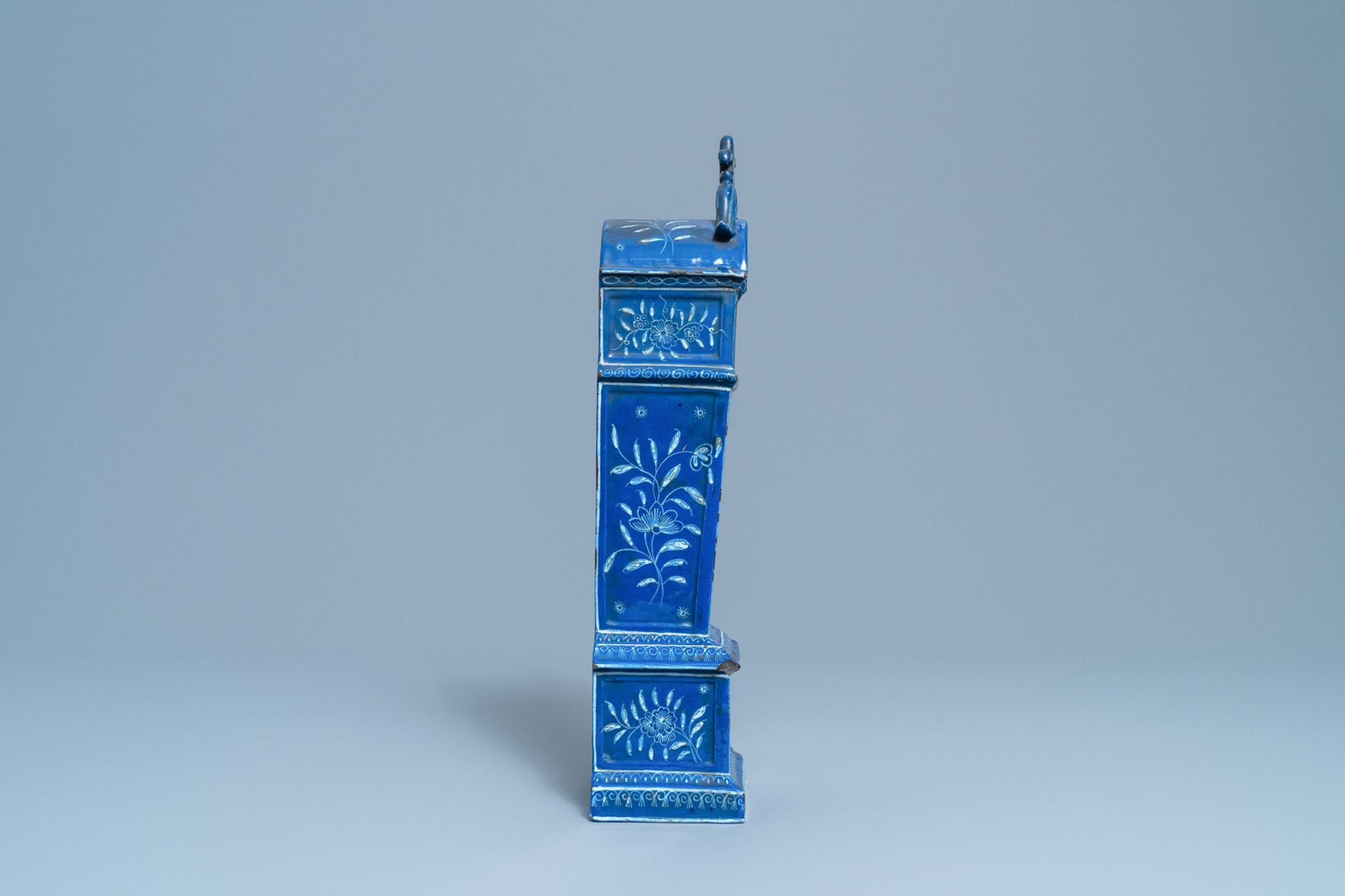 A tall pocket watch holder in blue-ground Saint-Omer faience, France, 18th C. - Bild 5 aus 7