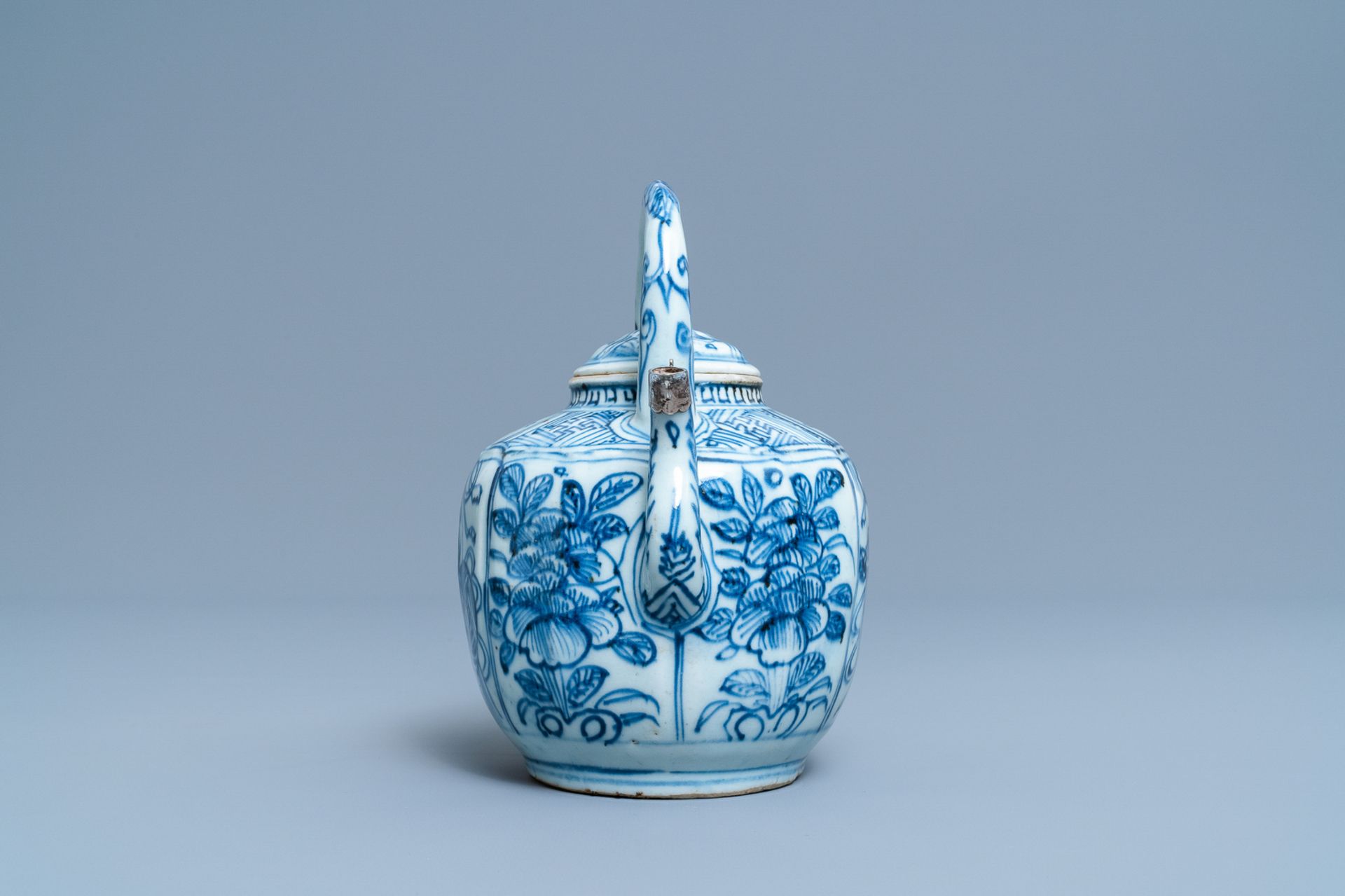A Chinese blue and white wine ewer and cover, Wanli - Image 3 of 7