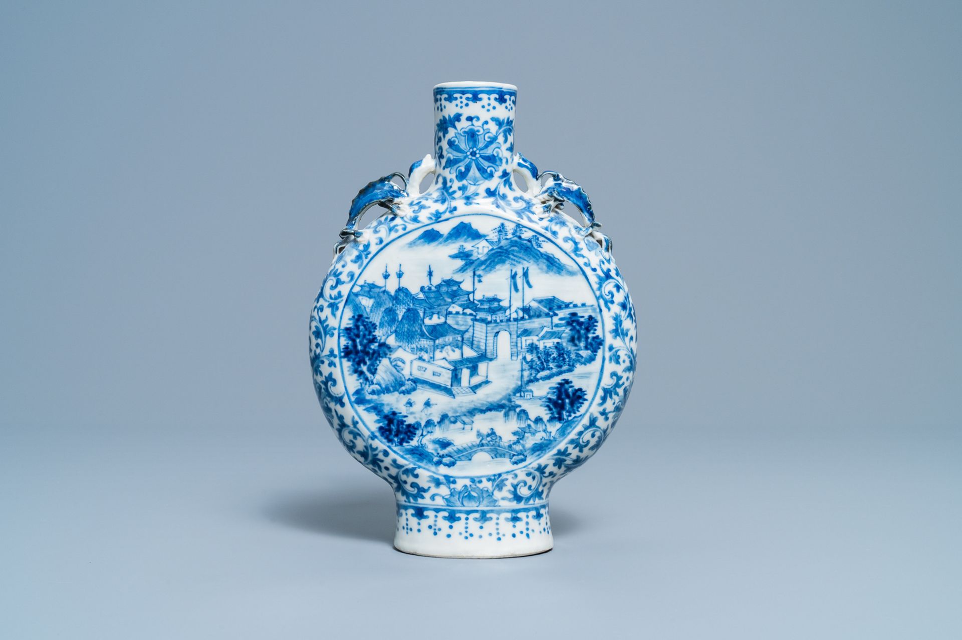 A Chinese blue and white moon flask vase with topographic medallions, 19th C. - Bild 2 aus 5