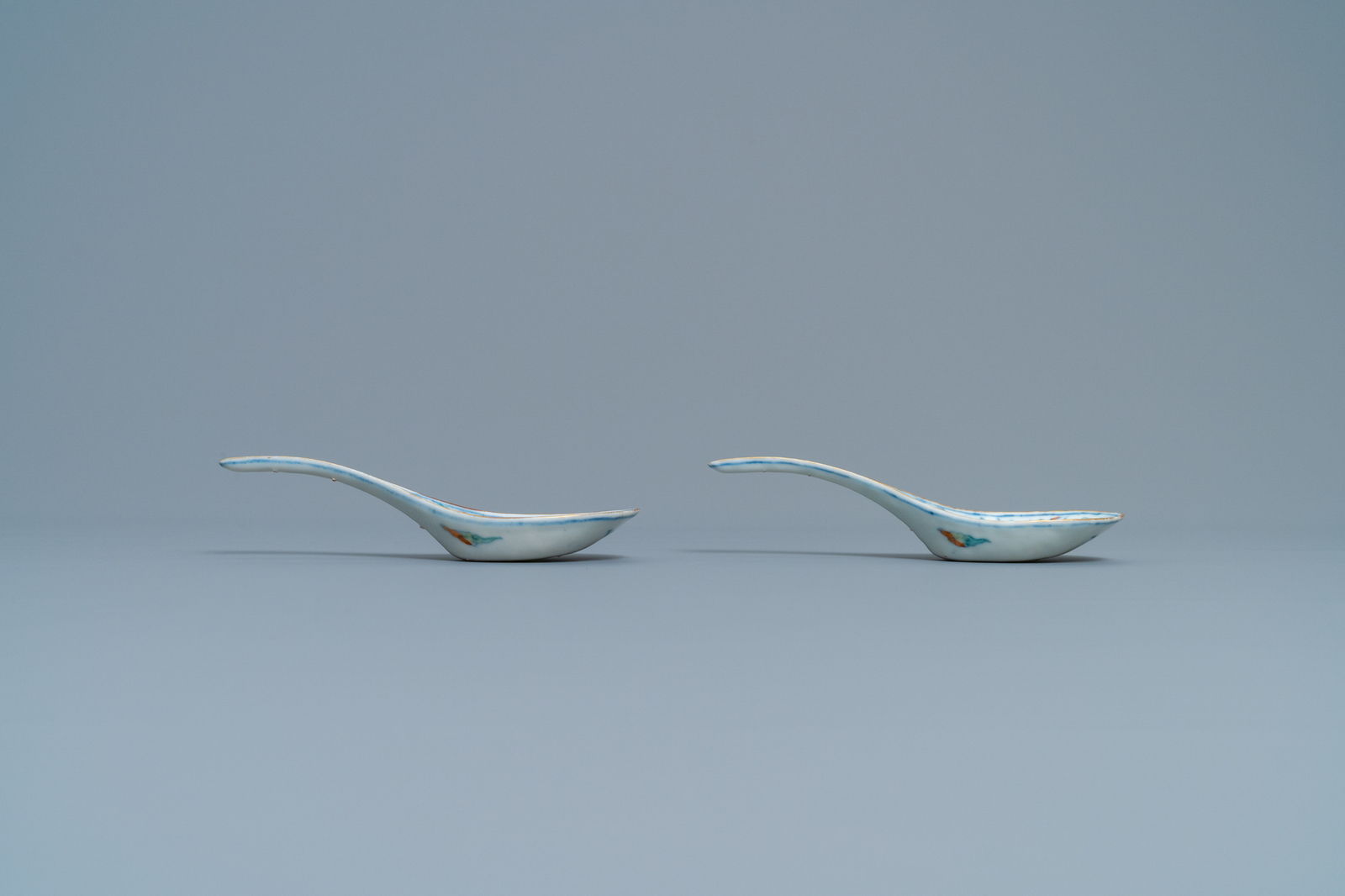 A pair of Chinese doucai 'dragon and phoenix' spoons, Chenghua mark, 19th C. - Image 4 of 6