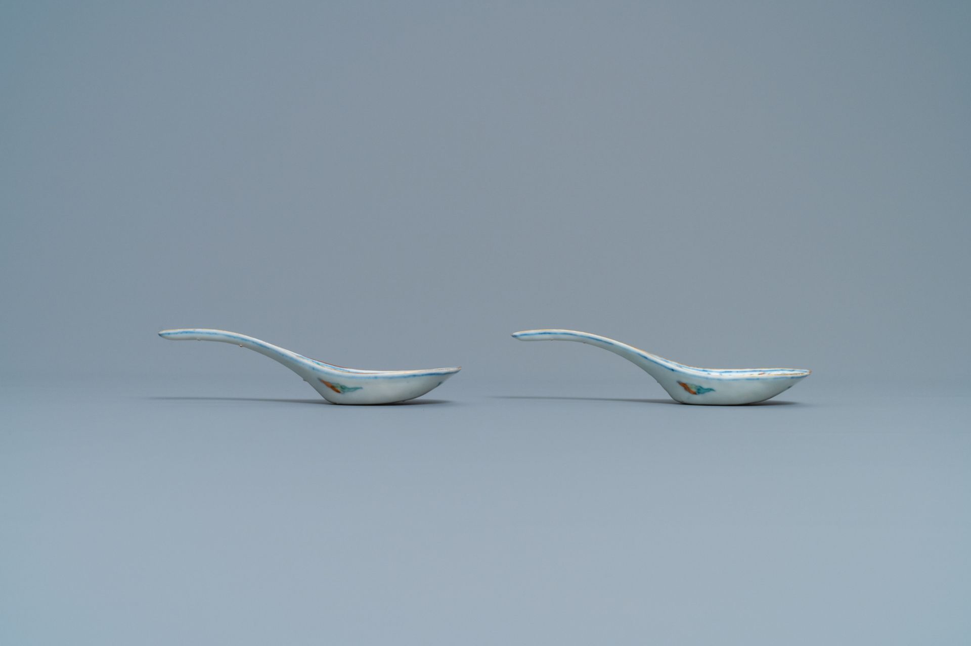 A pair of Chinese doucai 'dragon and phoenix' spoons, Chenghua mark, 19th C. - Image 4 of 6