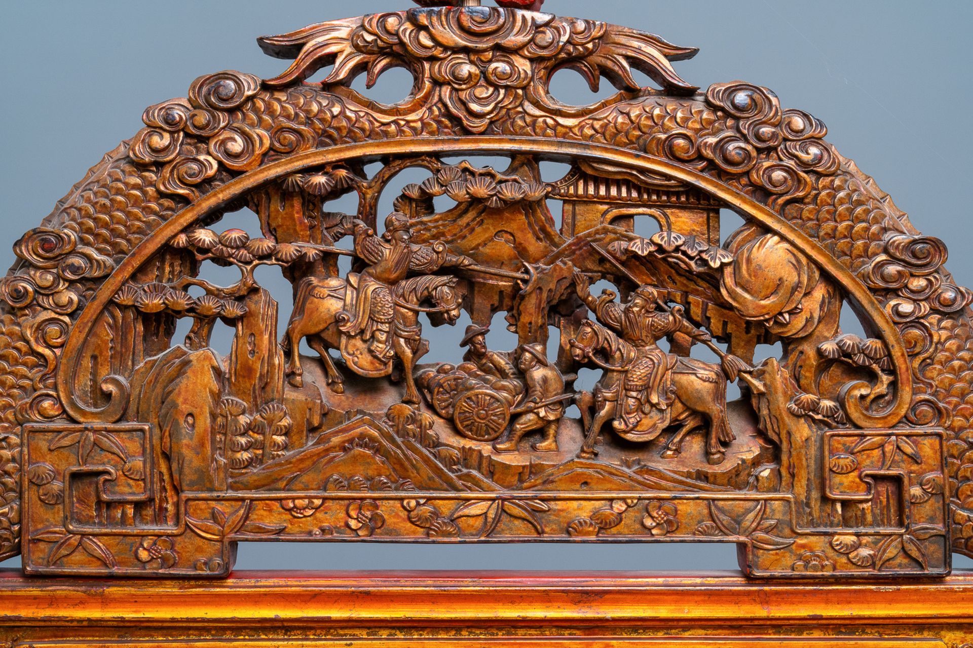 A Chinese gilt carved wood screen for the Straits or Peranakan market, 19th C. - Image 6 of 8