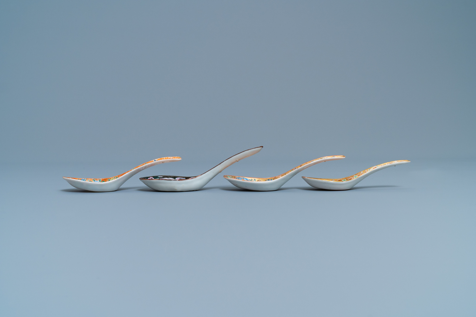 Four Chinese Thai market Bencharong spoons, 19th C. - Image 4 of 5