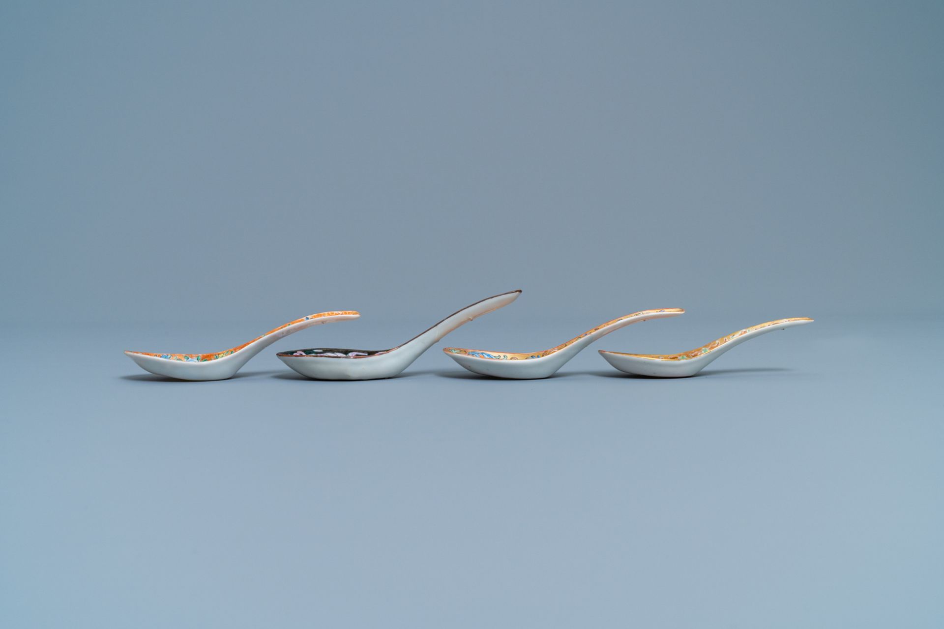 Four Chinese Thai market Bencharong spoons, 19th C. - Image 4 of 5