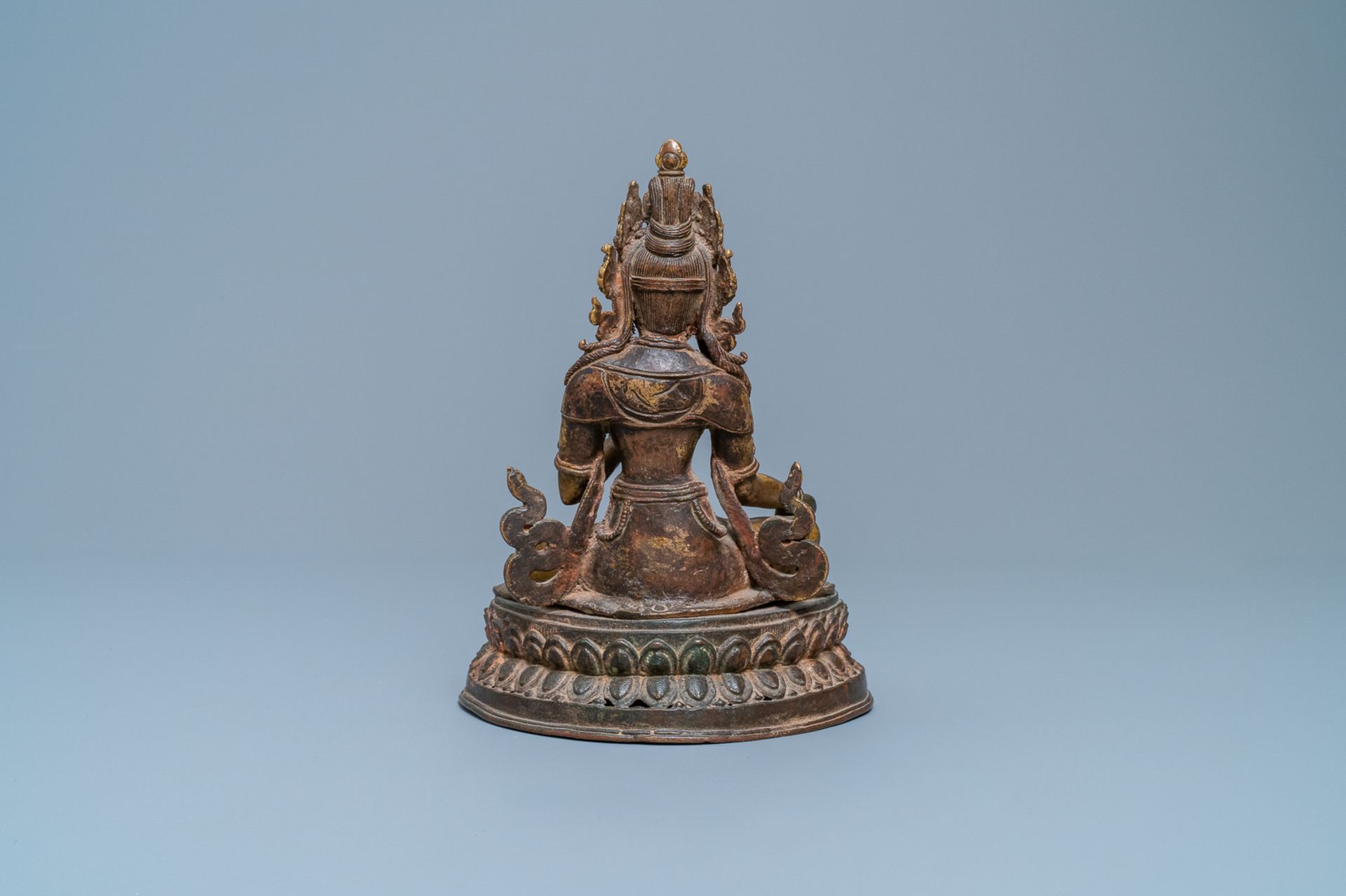 A Nepalese gilt bronze figure of White Tara, 16th C. - Image 4 of 7