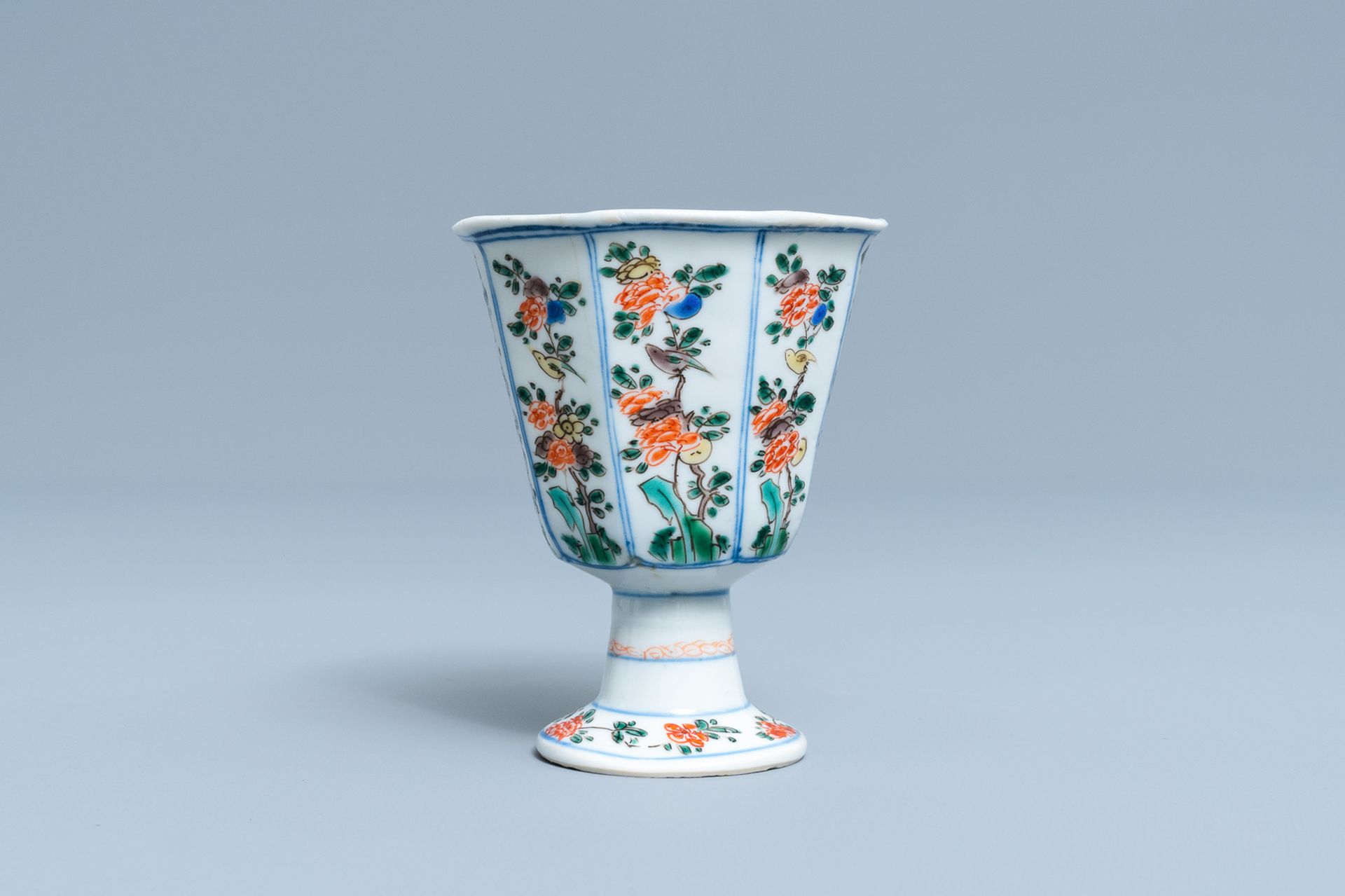 A Chinese octagonal famille verte stem cup, Kangxi - Image 2 of 7
