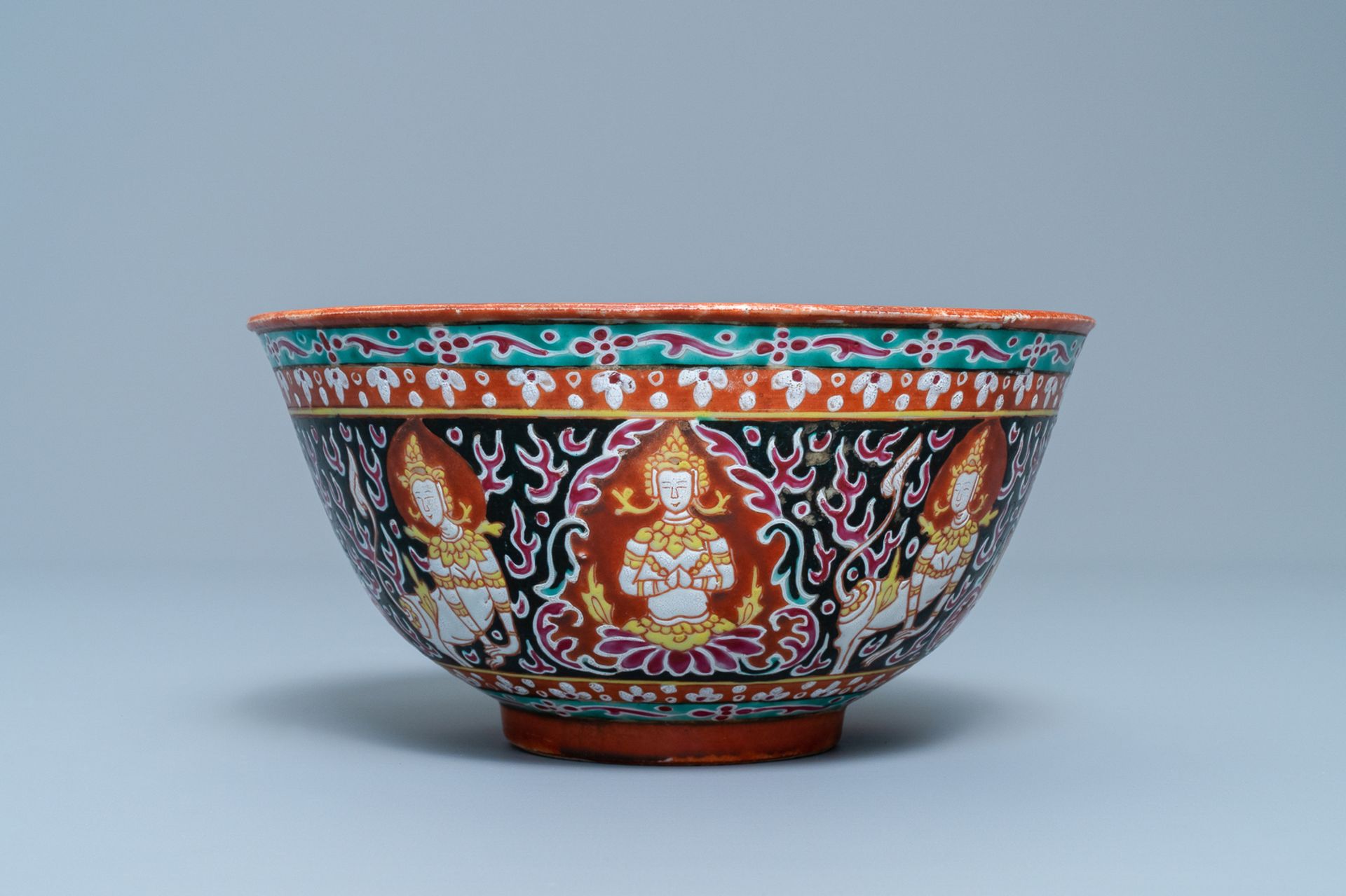 A Chinese Thai market Bencharong bowl, 19th C. - Image 5 of 7