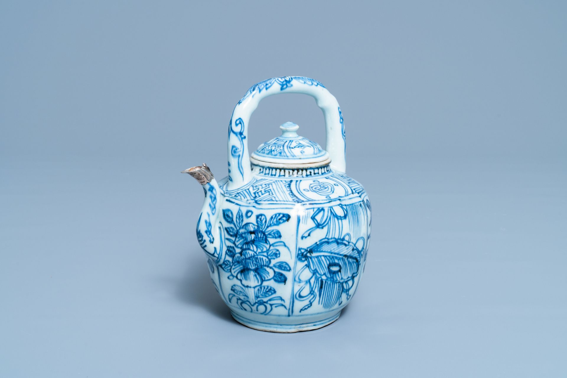 A Chinese blue and white wine ewer and cover, Wanli