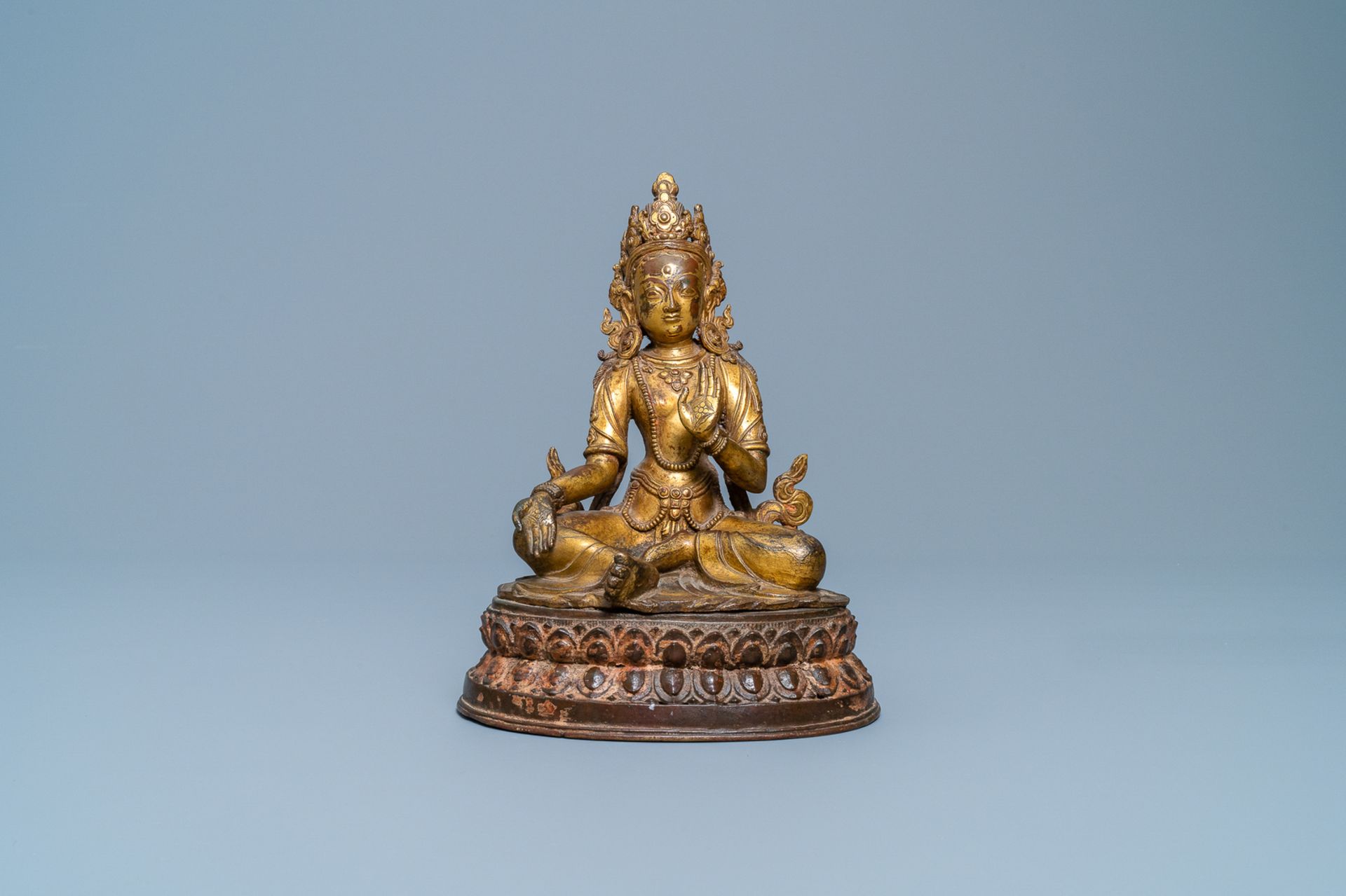 A Nepalese gilt bronze figure of White Tara, 16th C. - Image 2 of 7