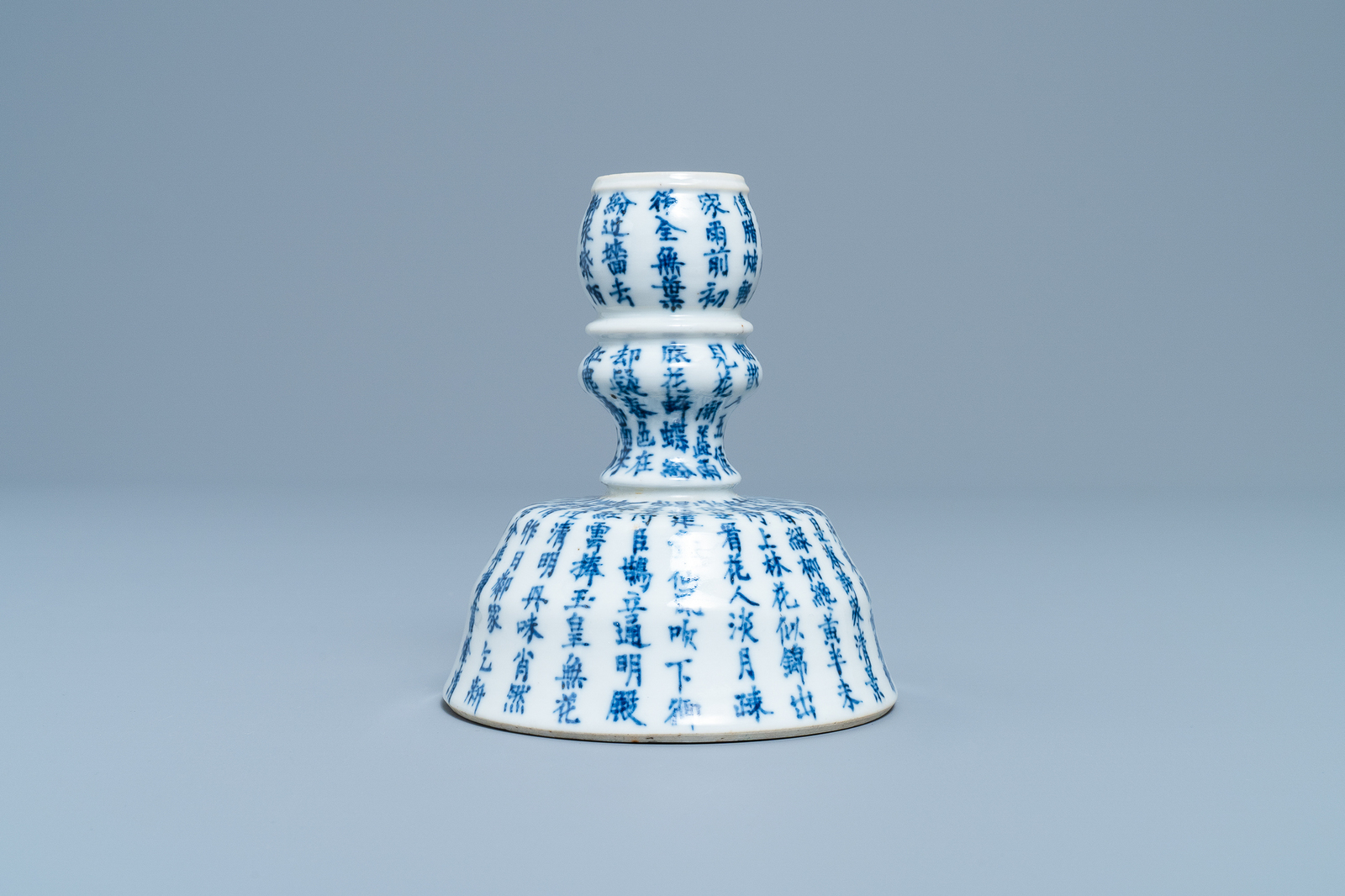 A Chinese blue and white Vietnamese market 'Bleu de Hue' candlestick, 19th C. - Image 5 of 7