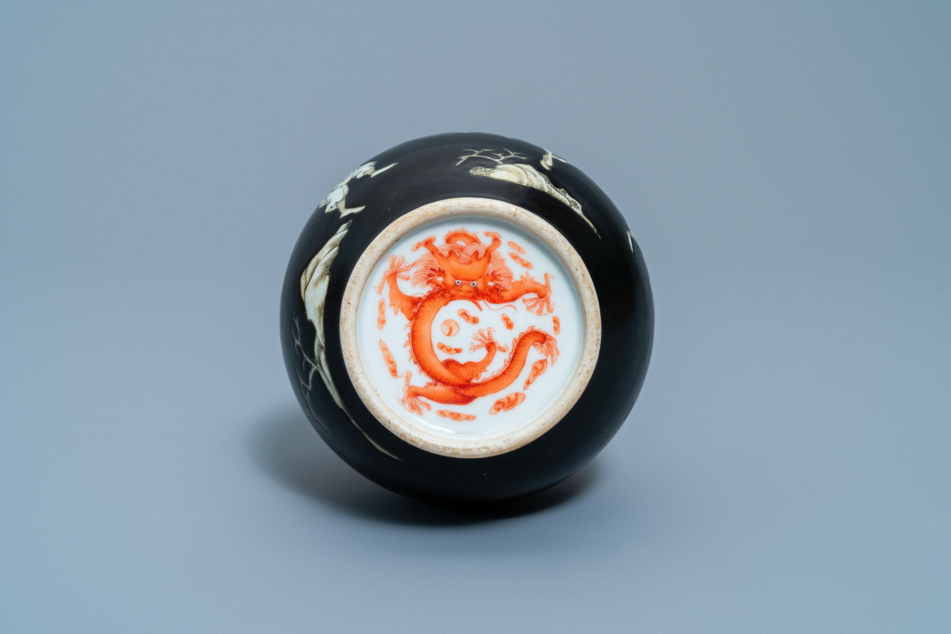 A Chinese black-ground grisaille and iron red vase and a snuff bottle, 18th C. - Image 8 of 14