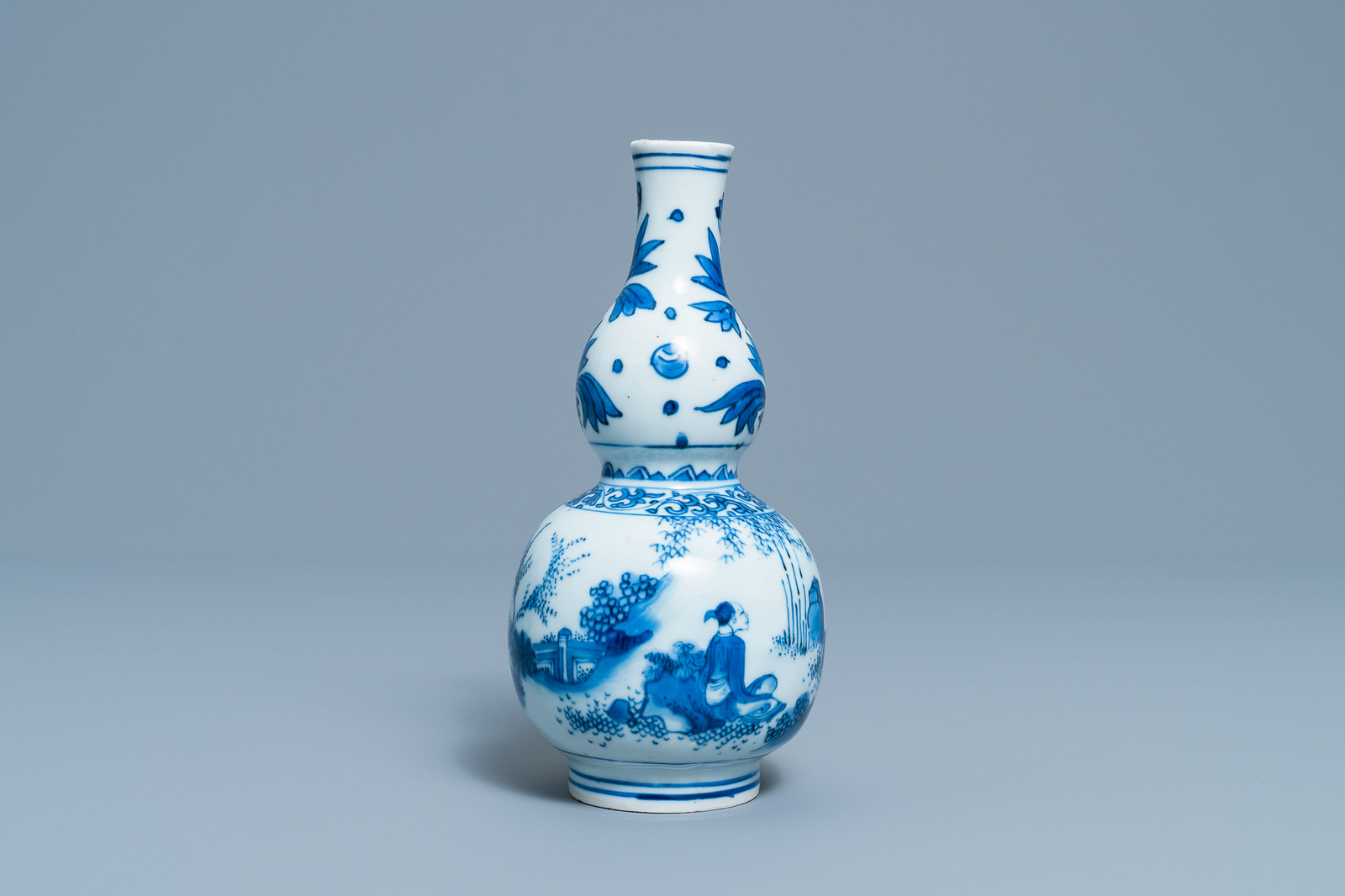 A Chinese blue and white double gourd vase with figures in a landscape, Transitional period - Image 4 of 6