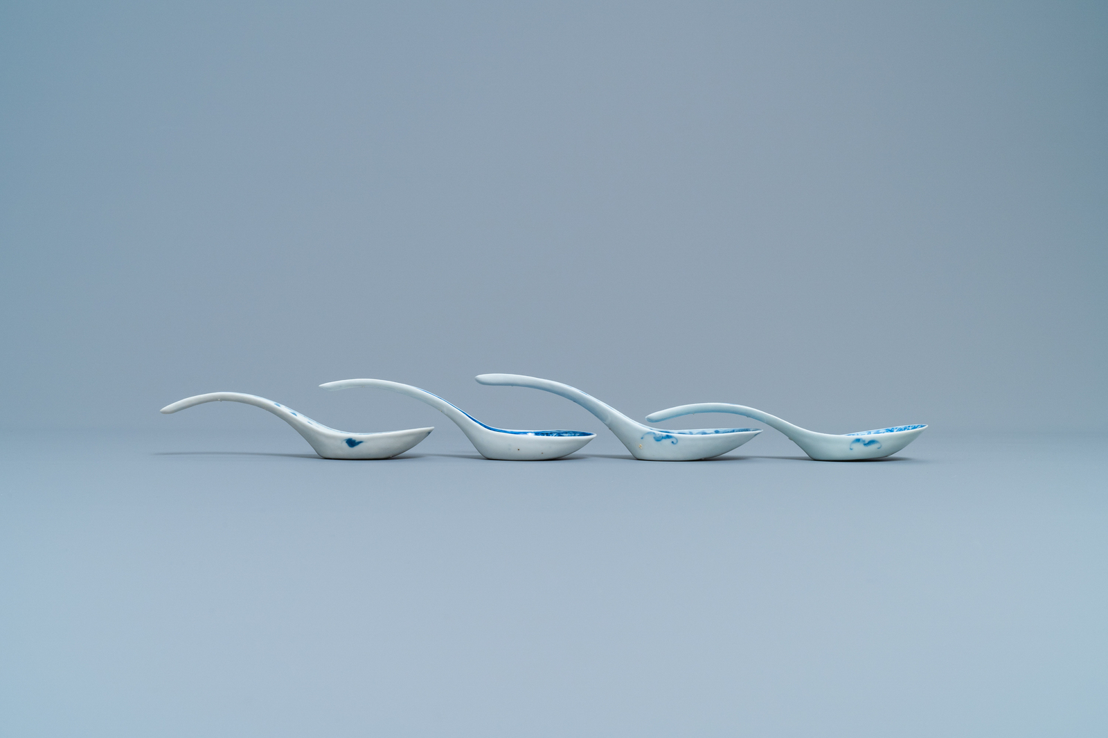 Four Chinese blue and white spoons, 19/20th C. - Image 4 of 4