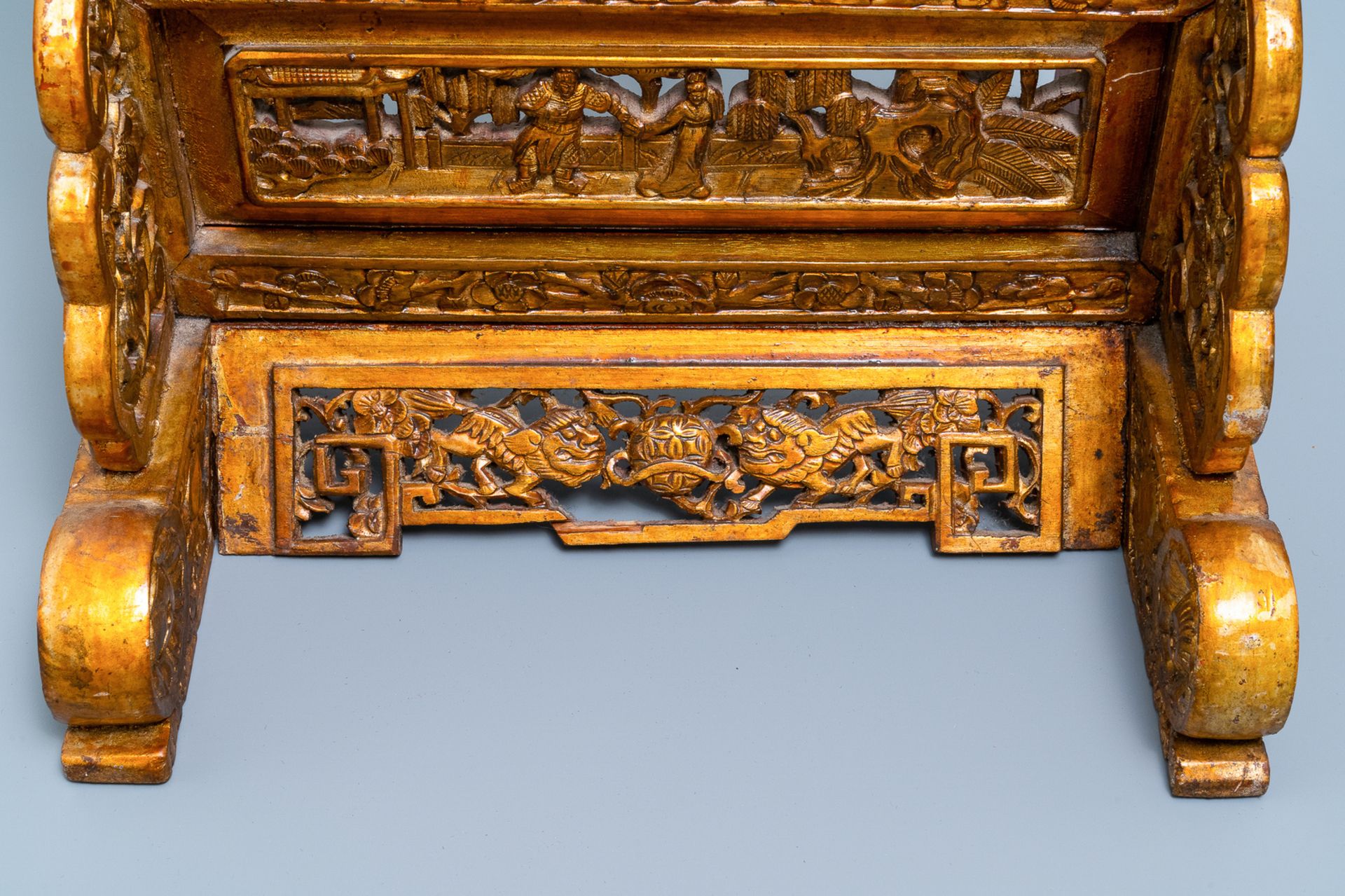 A pair of Chinese gilt carved wood screens for the Straits or Peranakan market, 19th C. - Image 6 of 12
