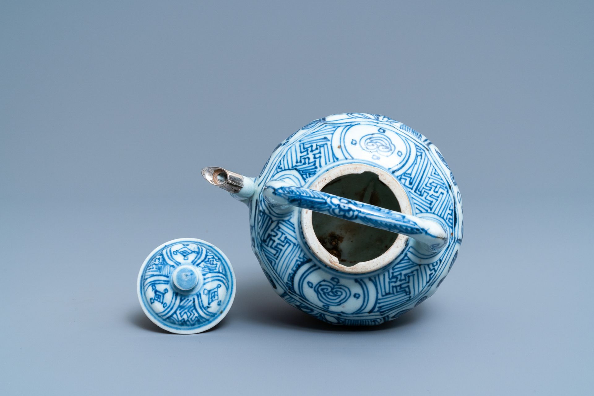 A Chinese blue and white wine ewer and cover, Wanli - Image 6 of 7