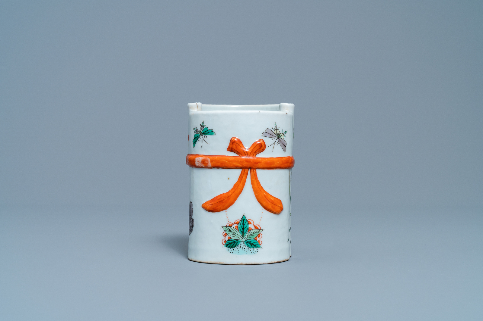 A Chinese famille verte brush pot, 19th C. - Image 3 of 8