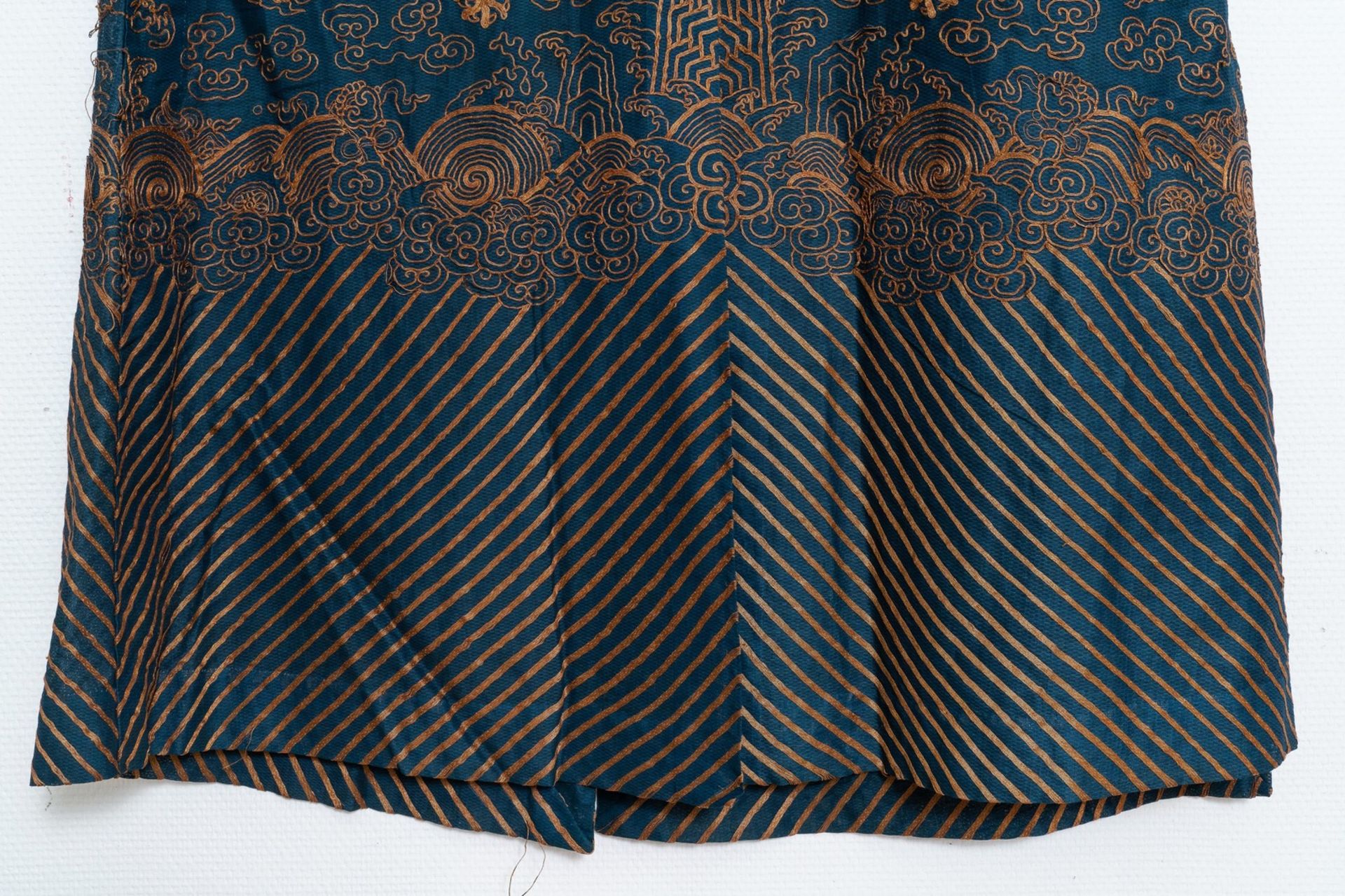 A Chinese gold-thread embroidered summer robe, 19th C. - Bild 11 aus 13