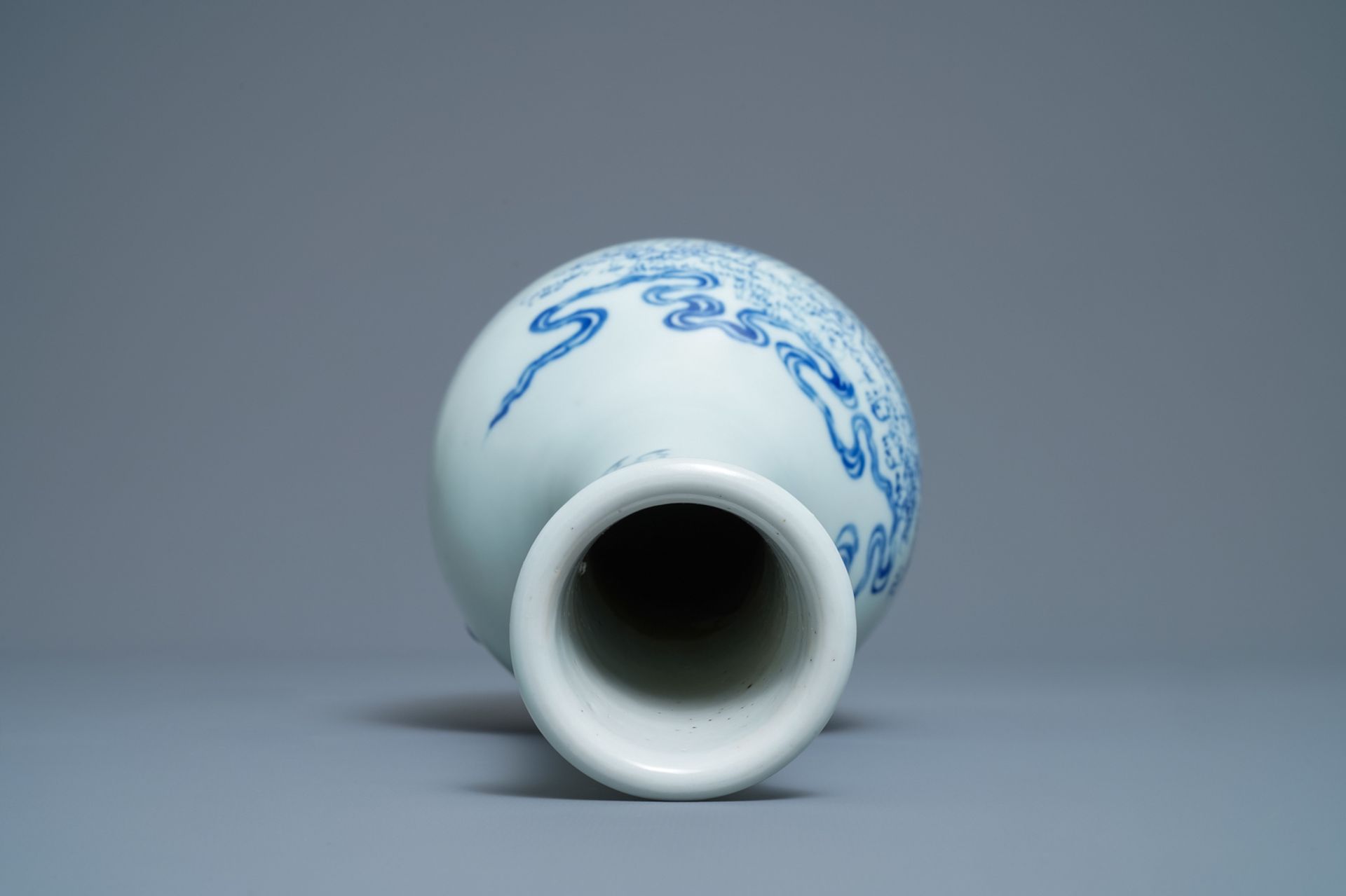 A Chinese blue and white bottle vase with go-players, 19/20th C. - Image 5 of 12