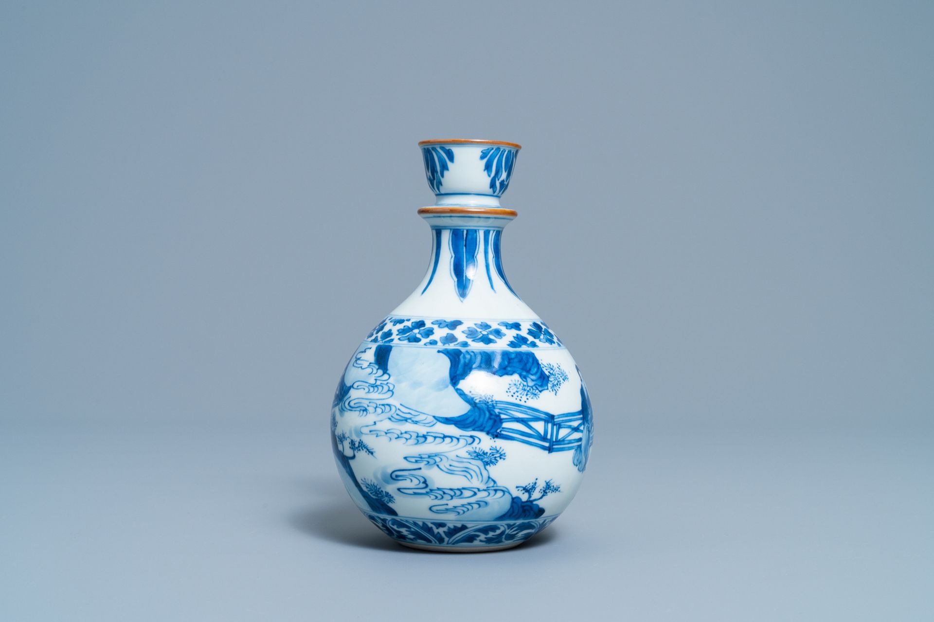 A Chinese blue and white huqqa base with a narrative design, Kangxi - Bild 4 aus 6