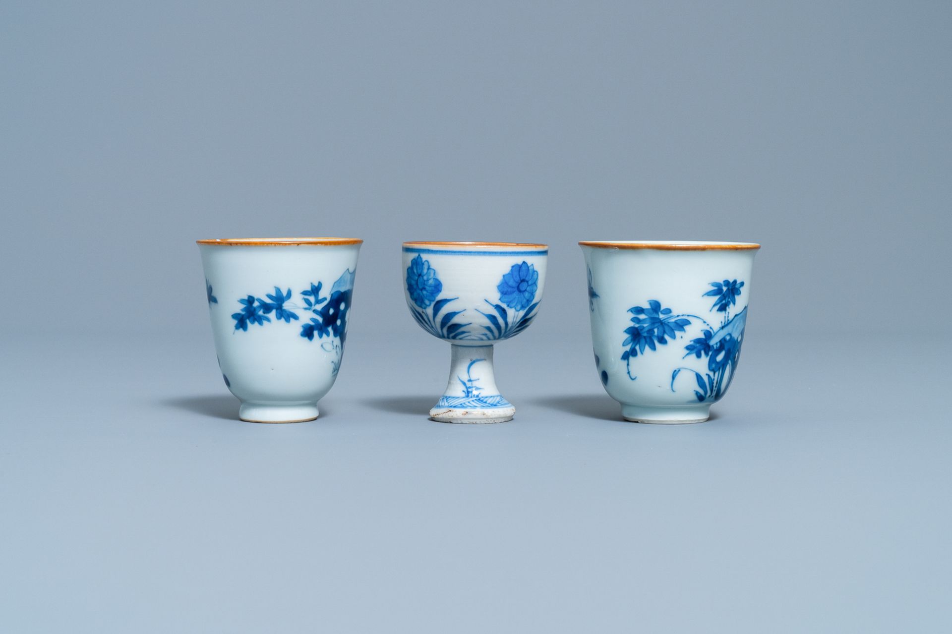 Two Chinese blue and white wine cups and a stem cup, Transitional period - Image 5 of 7