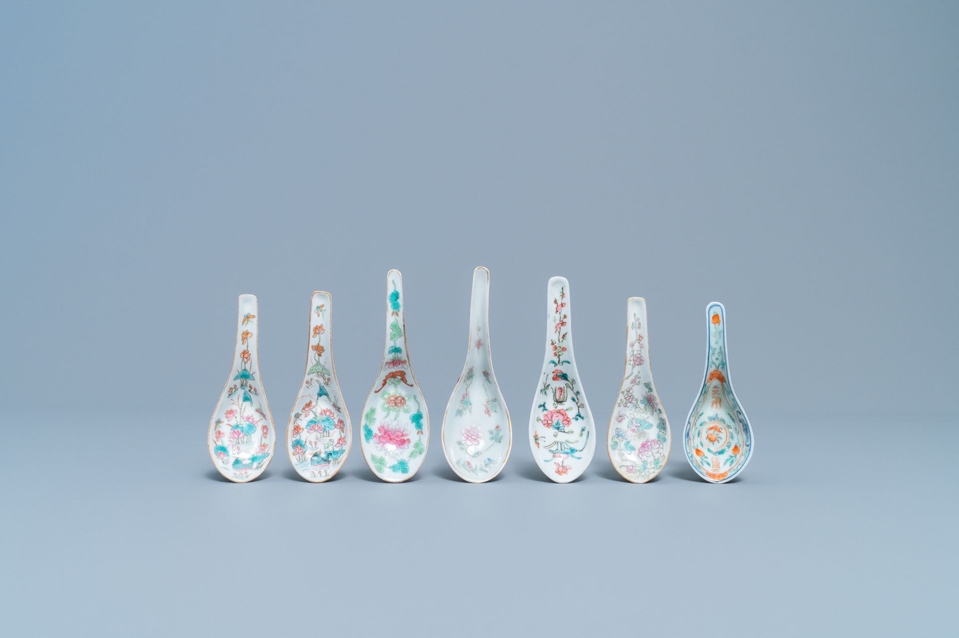 Seven Chinese famille rose spoons, 19/20th C. - Bild 2 aus 5