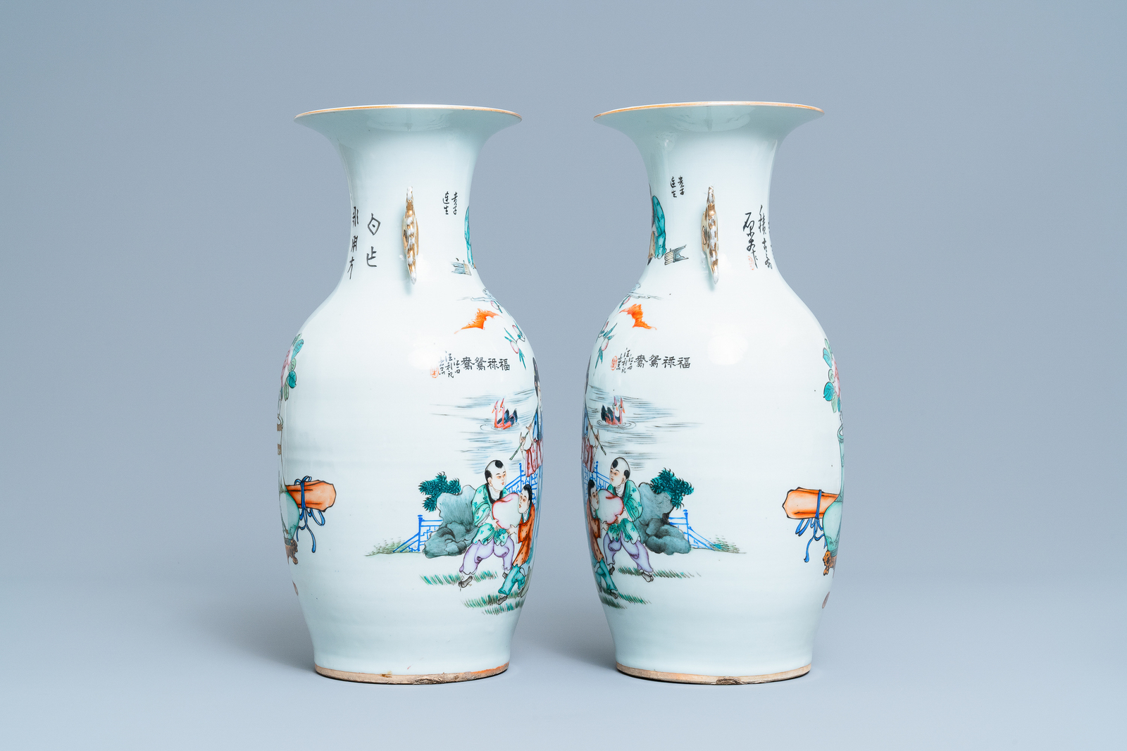 A pair of Chinese famille rose two-sided design vases, 19/20th C. - Image 4 of 6